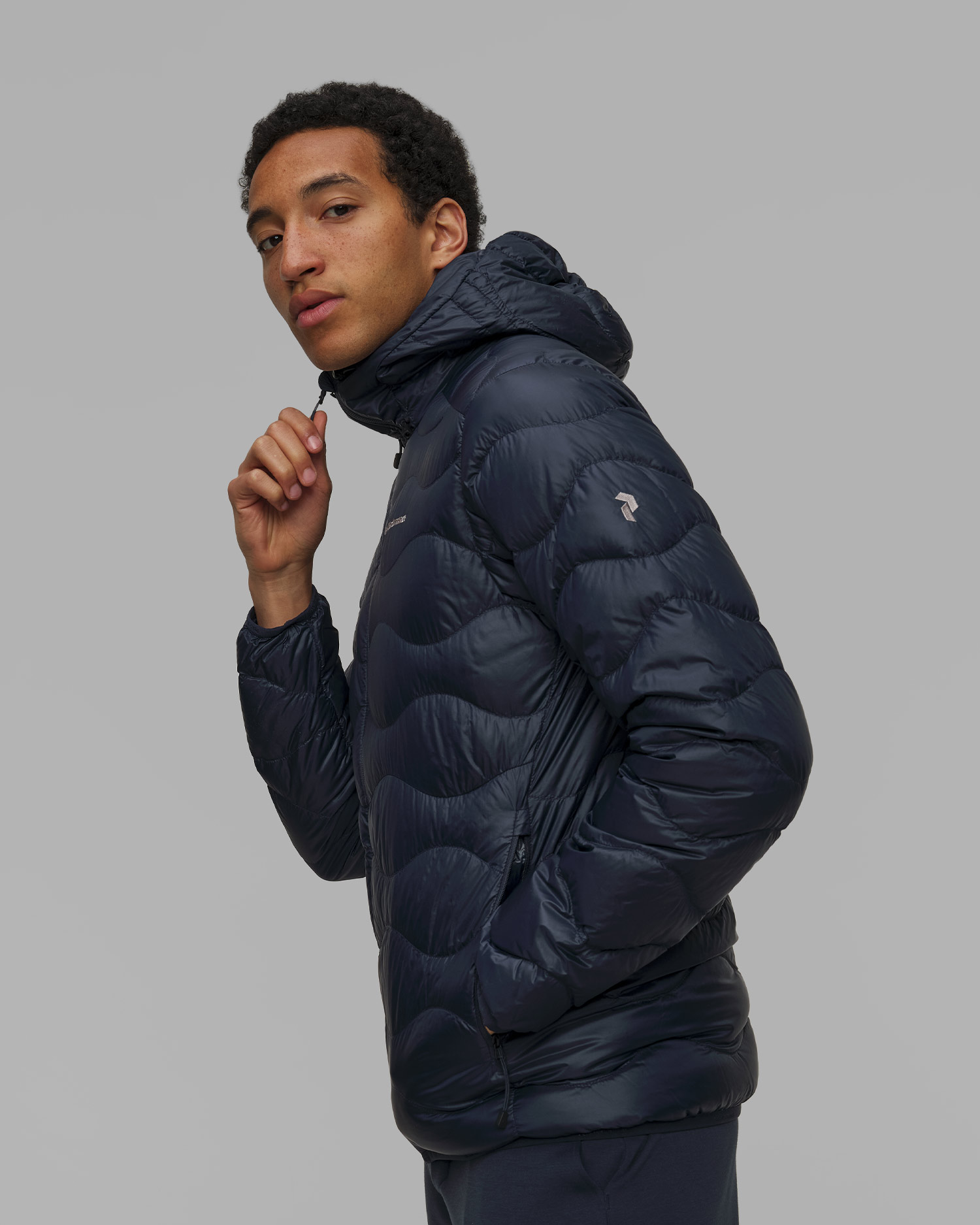 Tmavě modrá prošívaná pánská bunda Peak Performance Helium Down Hood Jacket