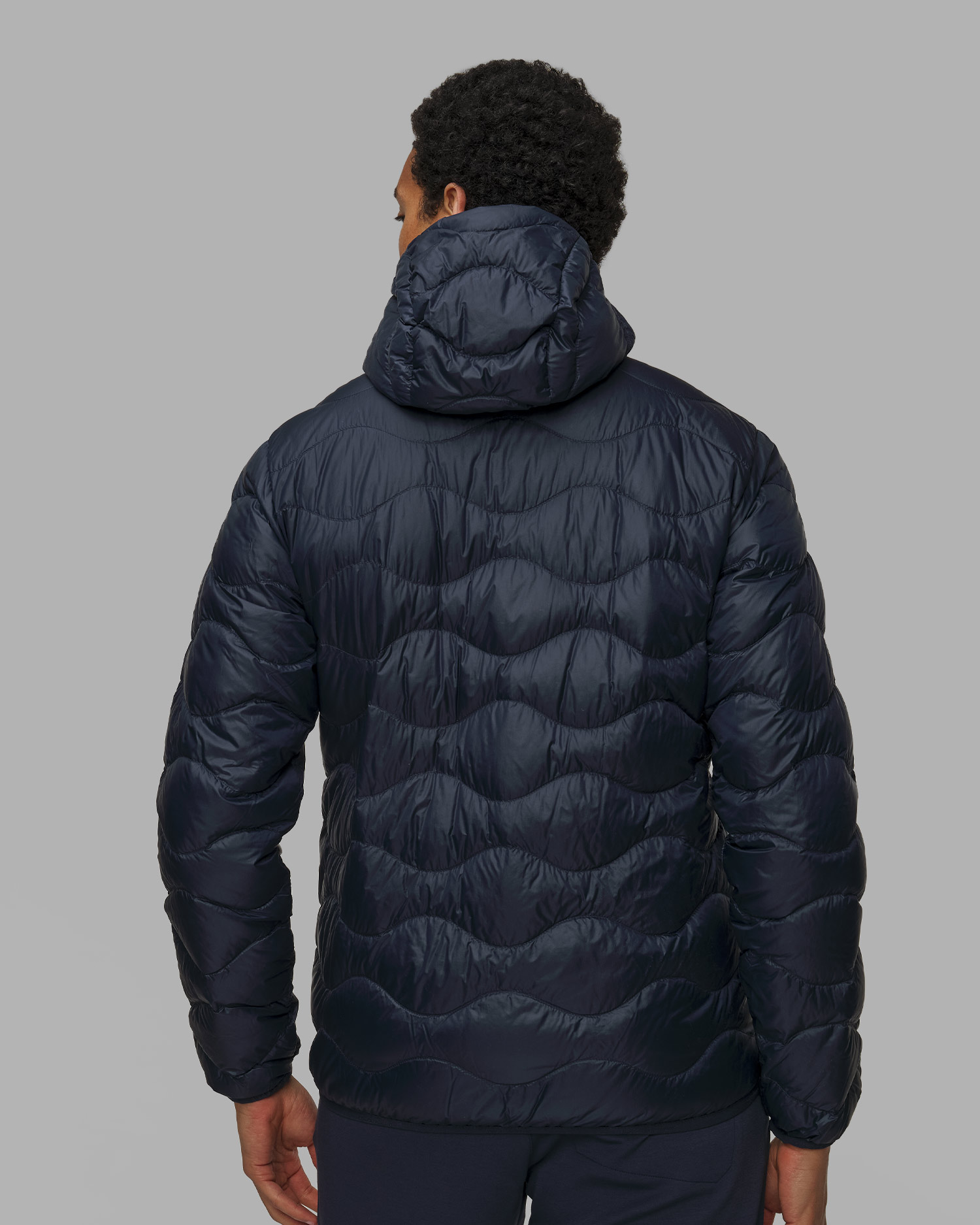 Tmavě modrá prošívaná pánská bunda Peak Performance Helium Down Hood Jacket