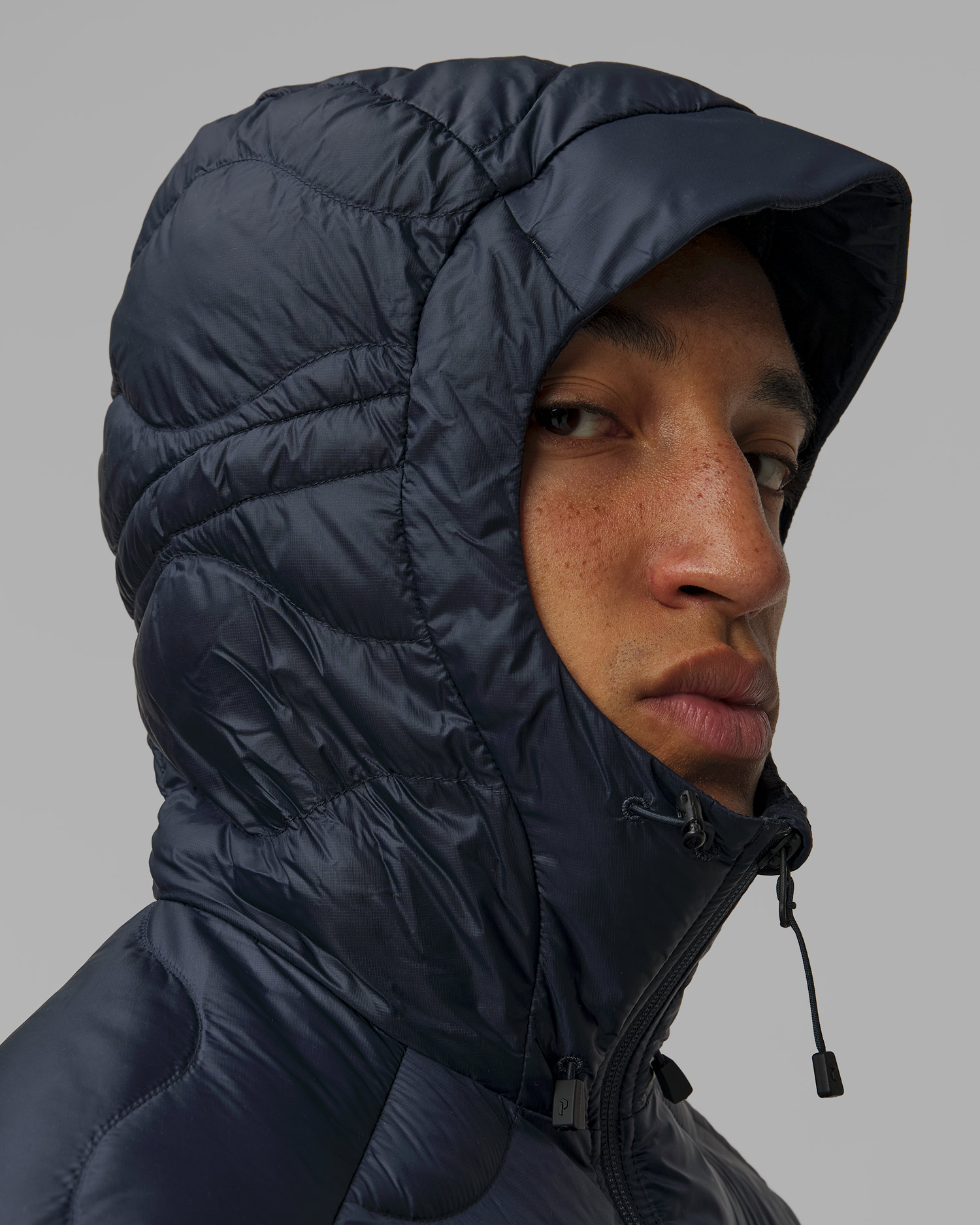 Tmavě modrá prošívaná pánská bunda Peak Performance Helium Down Hood Jacket
