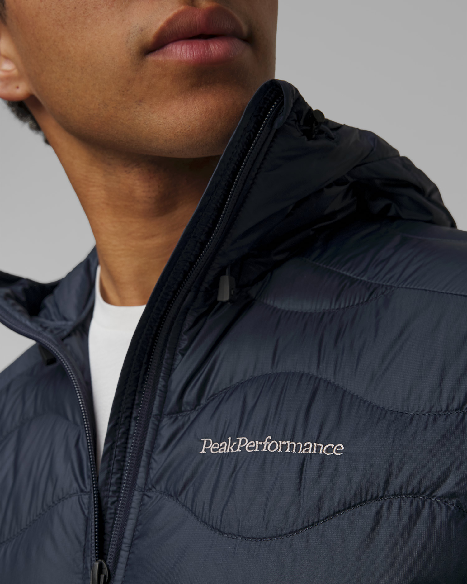 Tmavě modrá prošívaná pánská bunda Peak Performance Helium Down Hood Jacket