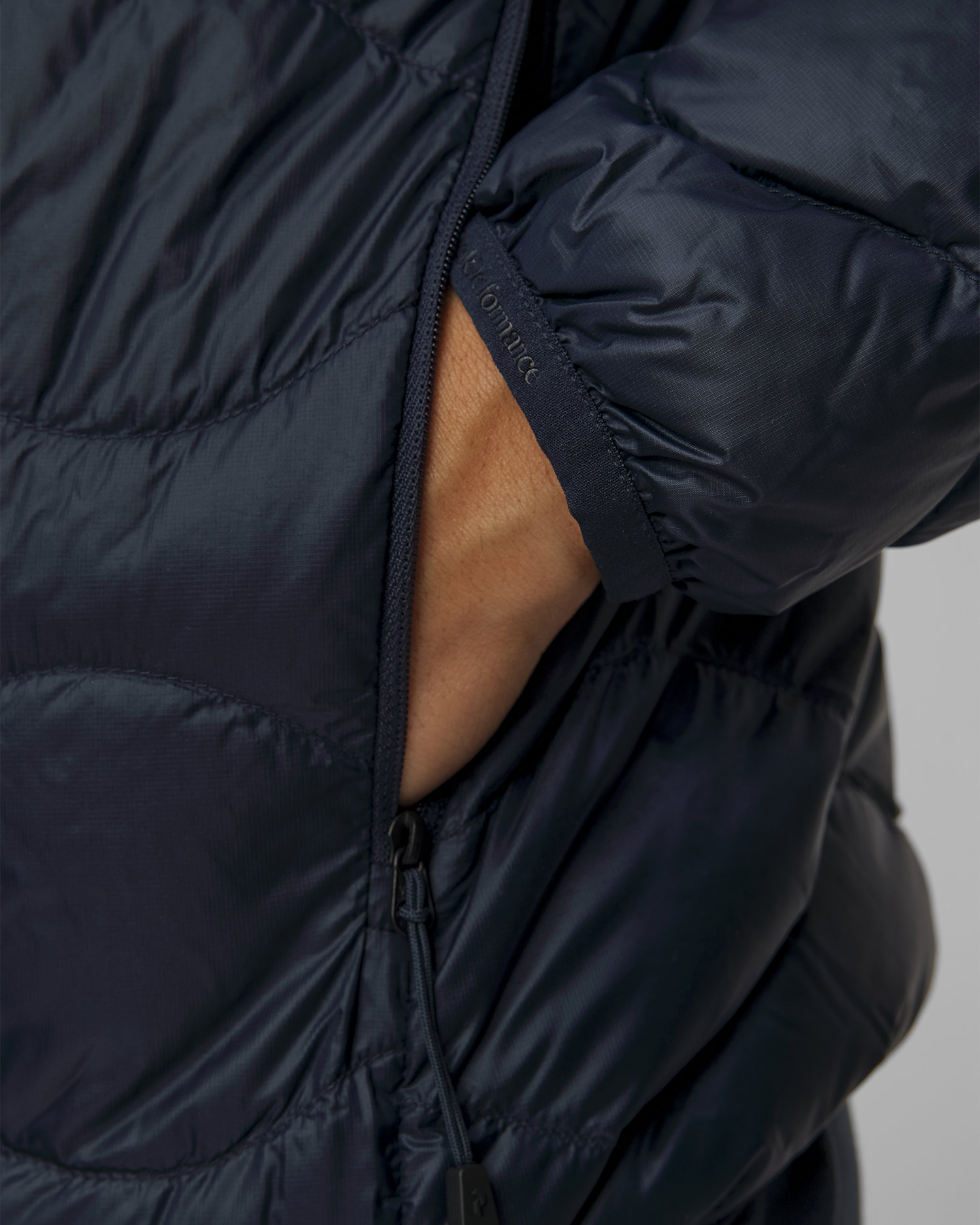 Tmavě modrá prošívaná pánská bunda Peak Performance Helium Down Hood Jacket