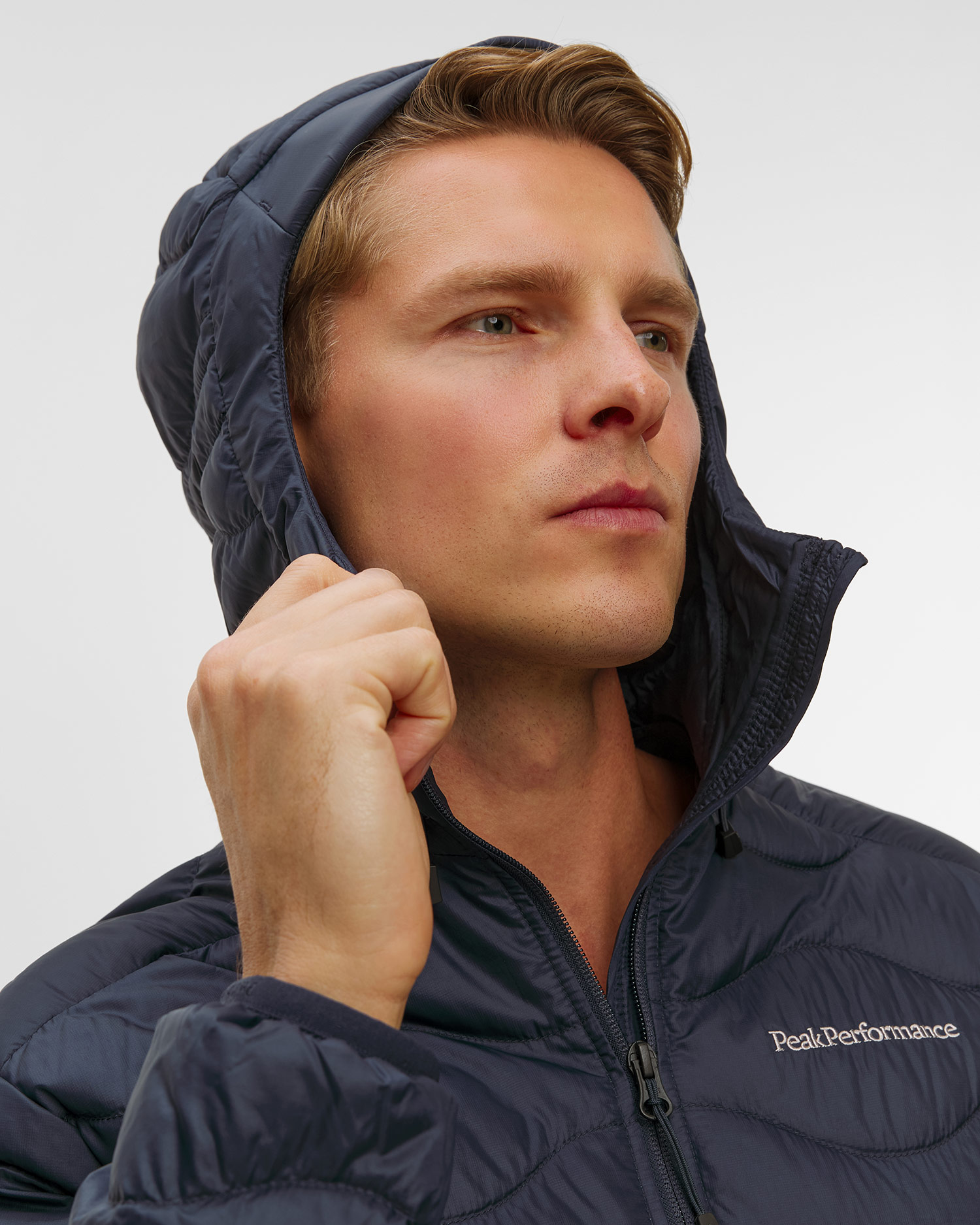 Pánska páperová bunda s kapucňou Peak Performance Helium Down Hood Jacket