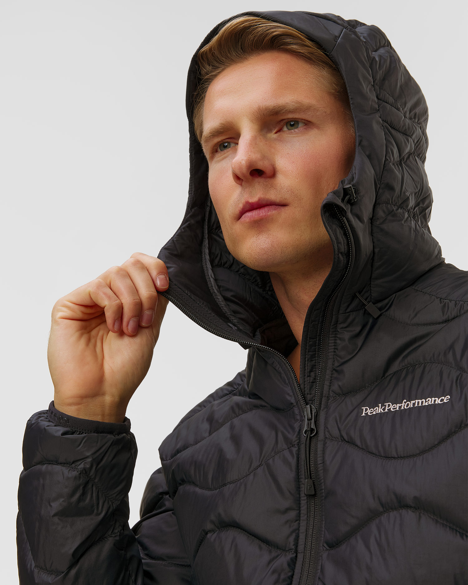 Pánska páperová bunda s kapucňou Peak Performance Helium Down Hood Jacket