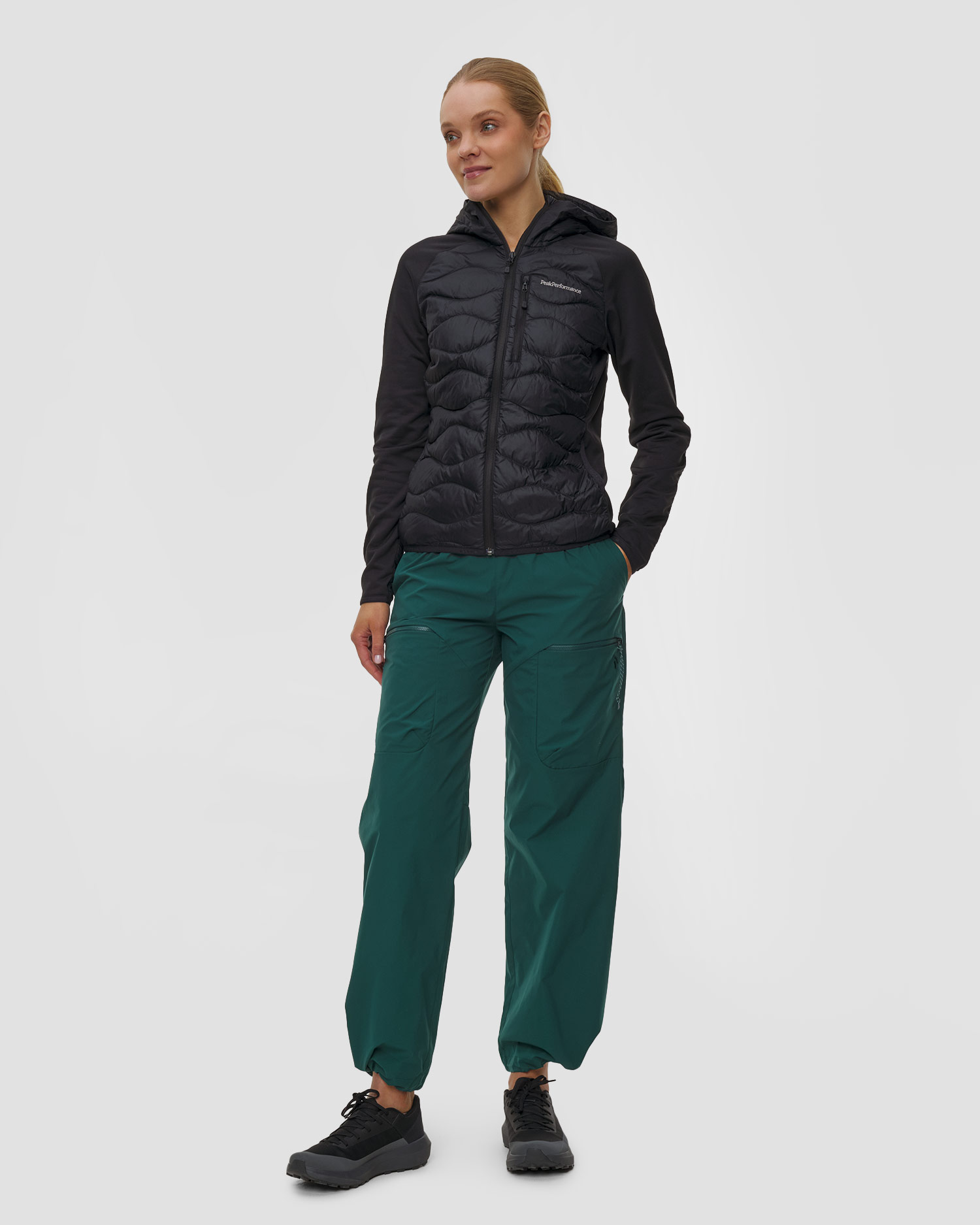 Pantaloni da trekking da donna Peak Performance W Outdoor Cargo Pants verdi