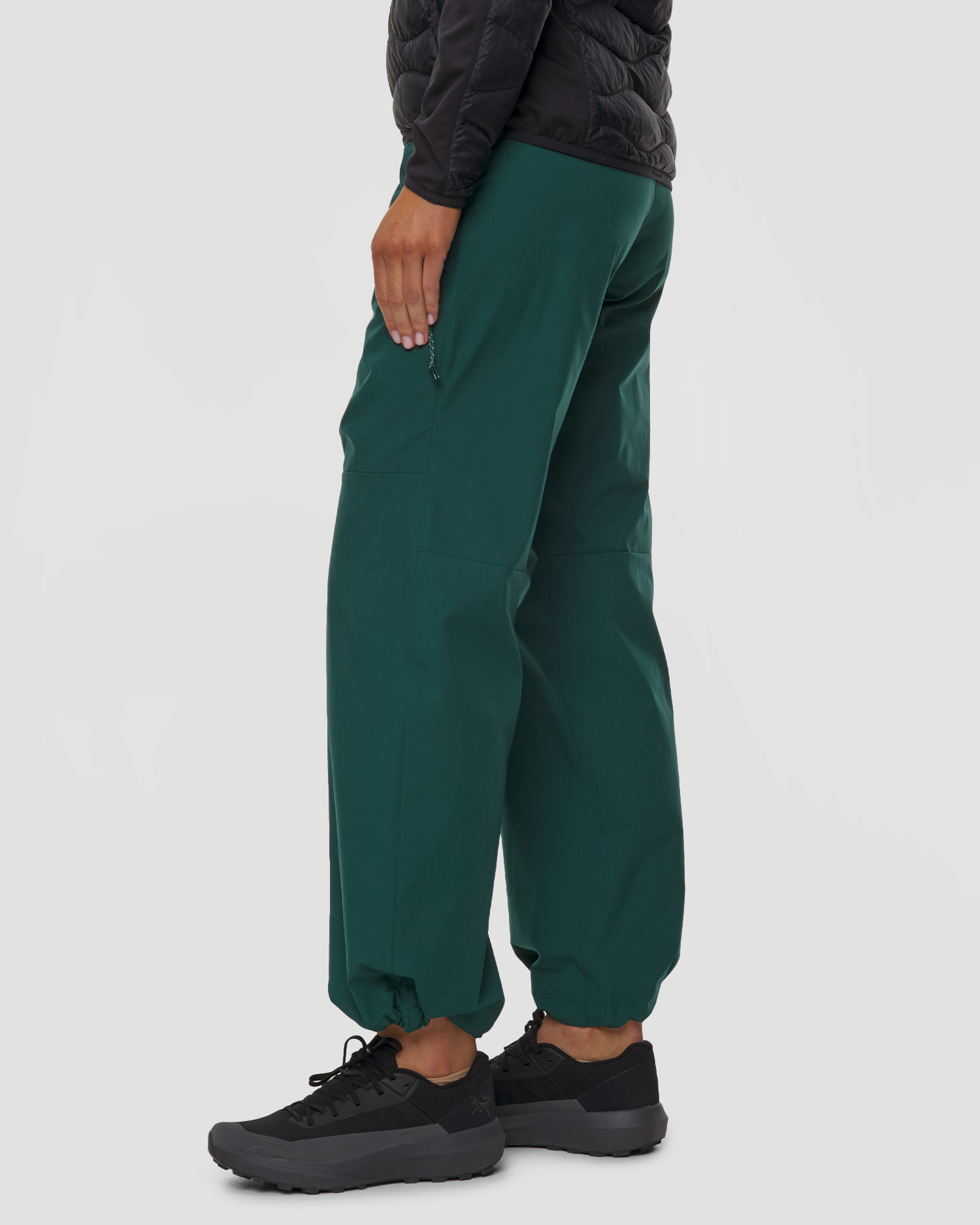 Pantaloni da trekking da donna Peak Performance W Outdoor Cargo Pants verdi