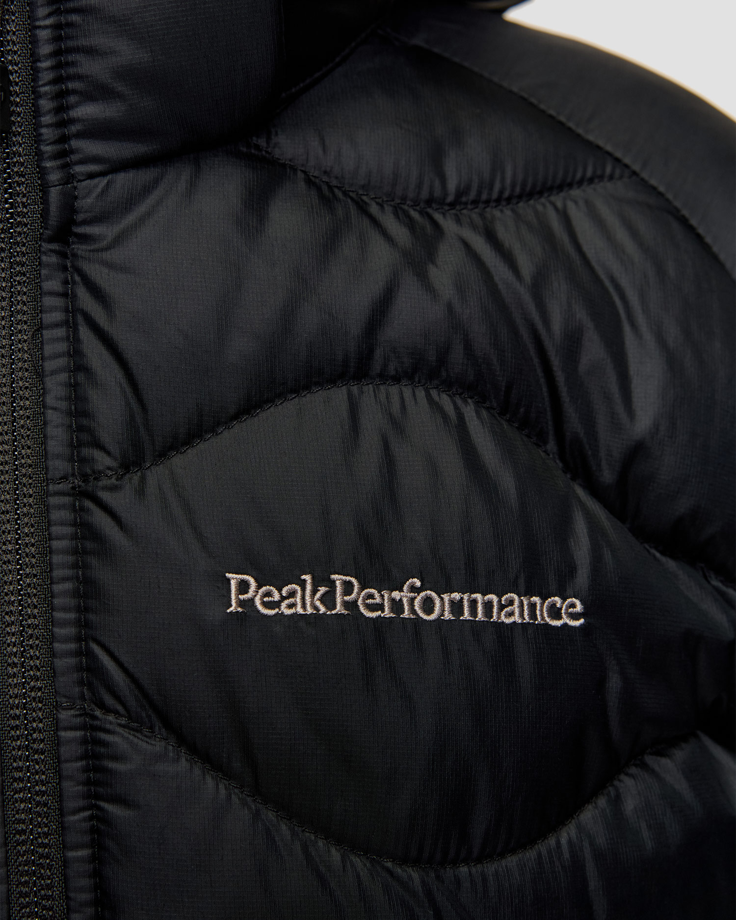Dětská péřová bunda s kapucou Peak Performance Helium Down Hood Jacket v černé barvě