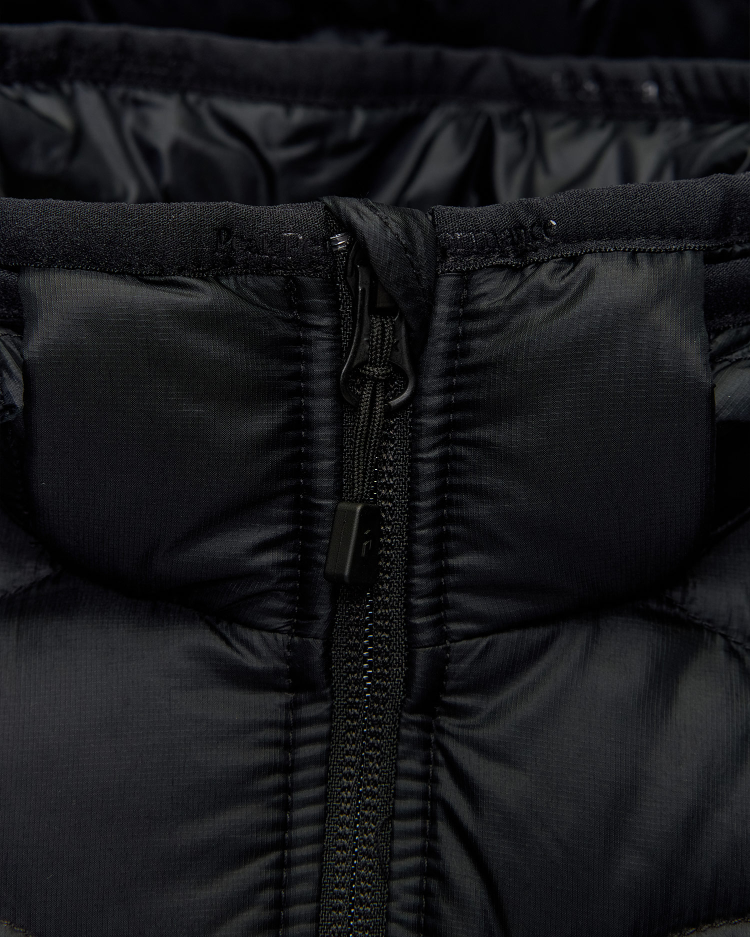 Dětská péřová bunda s kapucou Peak Performance Helium Down Hood Jacket v černé barvě