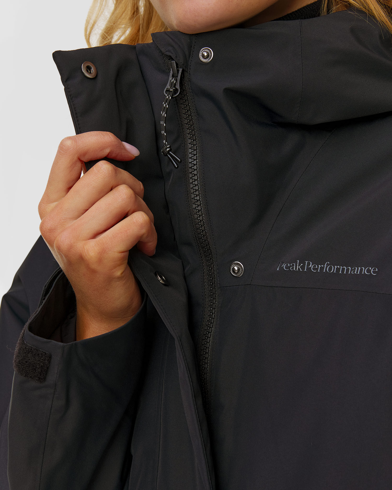 Peak Performance W Treeline Insulated Parka Damen-Regenmantel in Schwarz