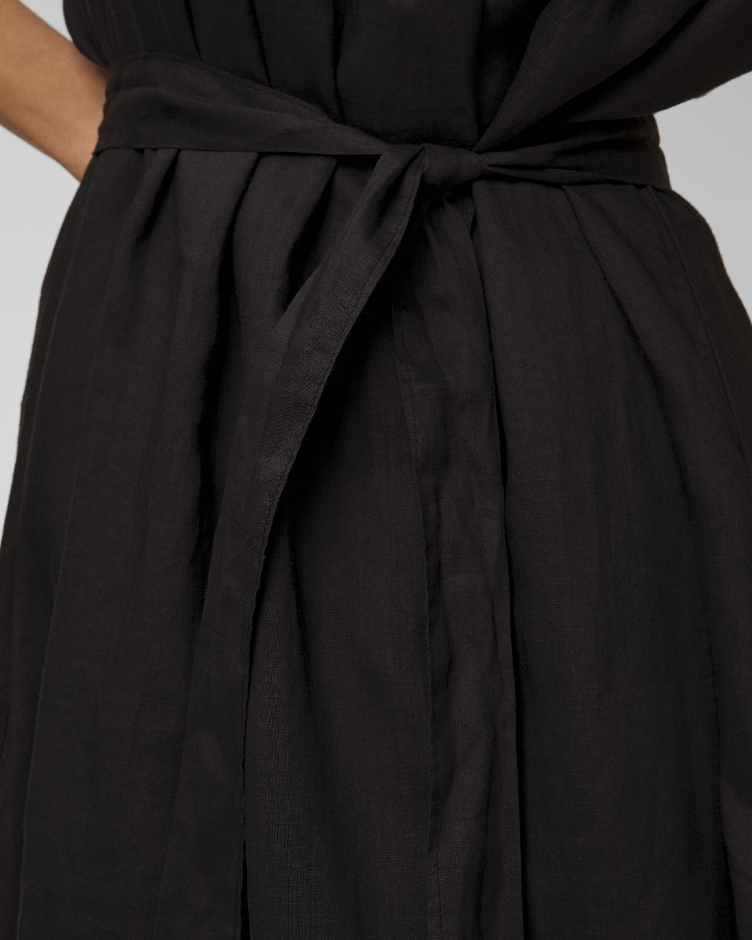 Czarna sukienka z ramii damska Kori