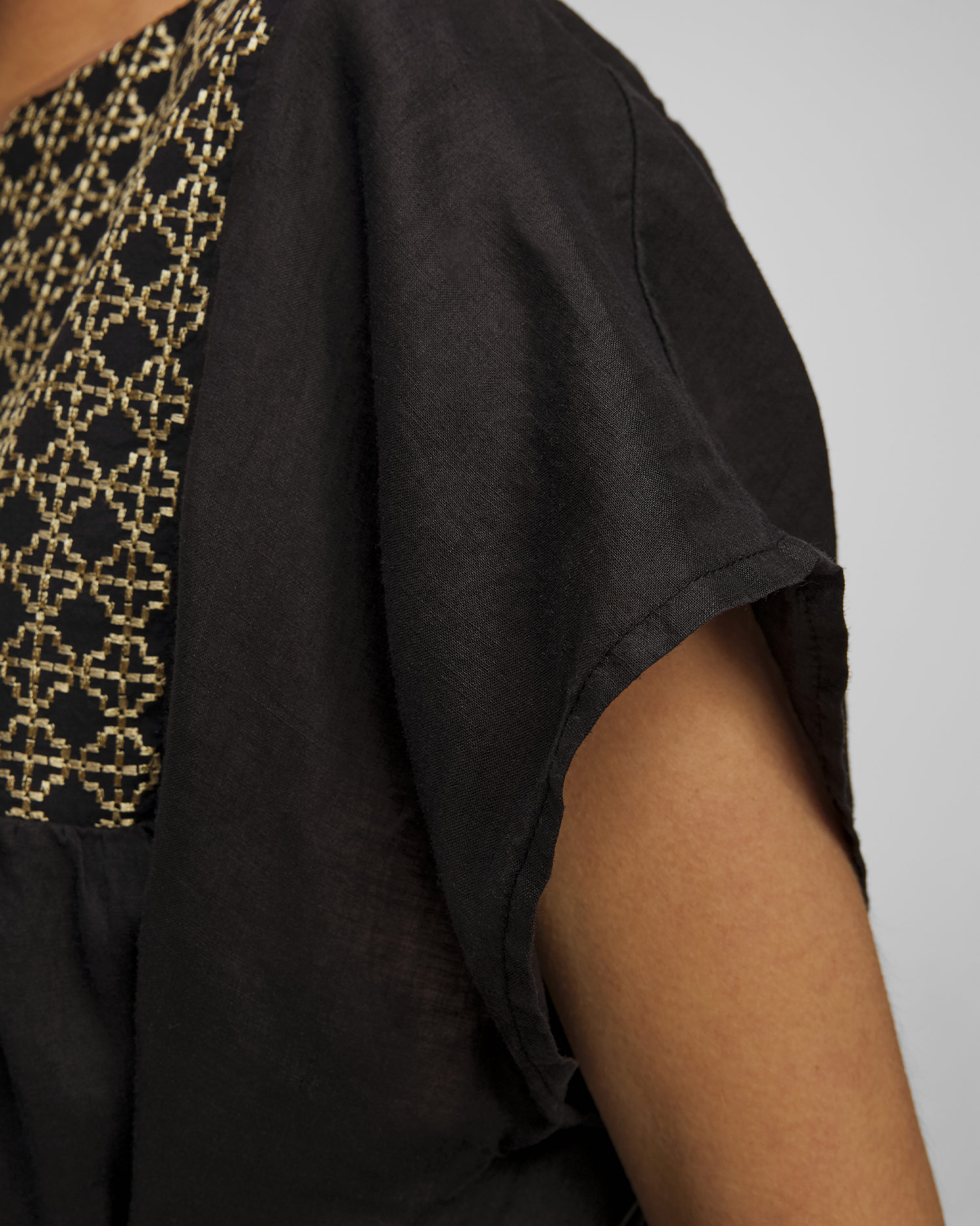 Czarna sukienka z ramii damska Kori