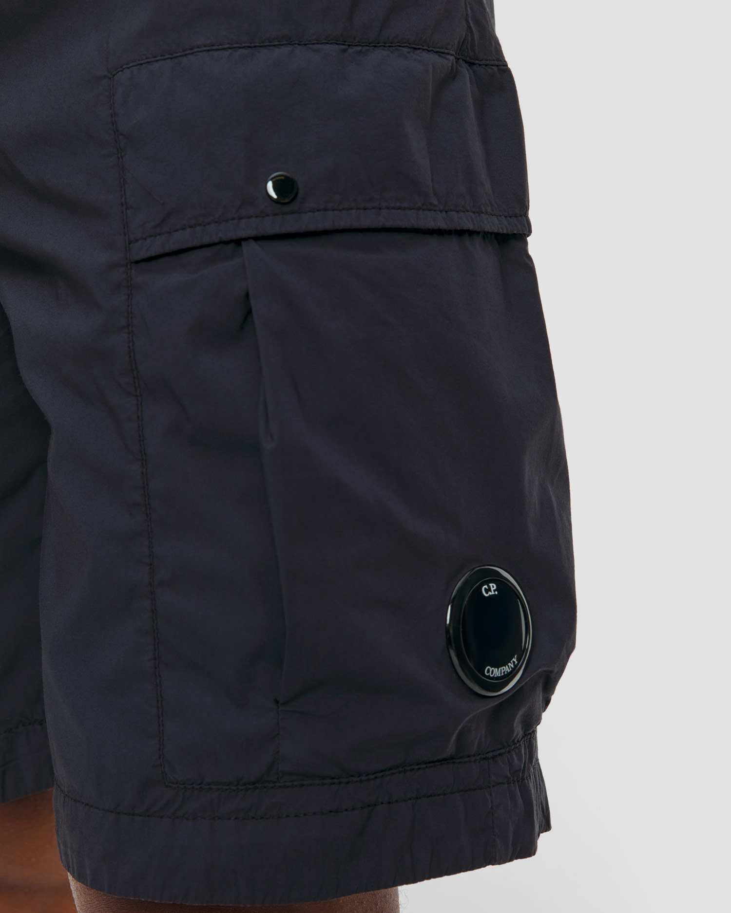 Pánské kapsáčové kraťasy C.P. Company 50 Fili Stretch Loose Lens Cargo Shorts v tmavě modré barvě