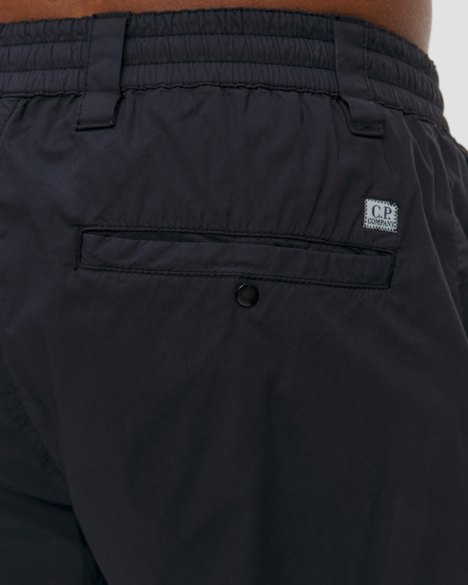 Pánské kapsáčové kraťasy C.P. Company 50 Fili Stretch Loose Lens Cargo Shorts v tmavě modré barvě