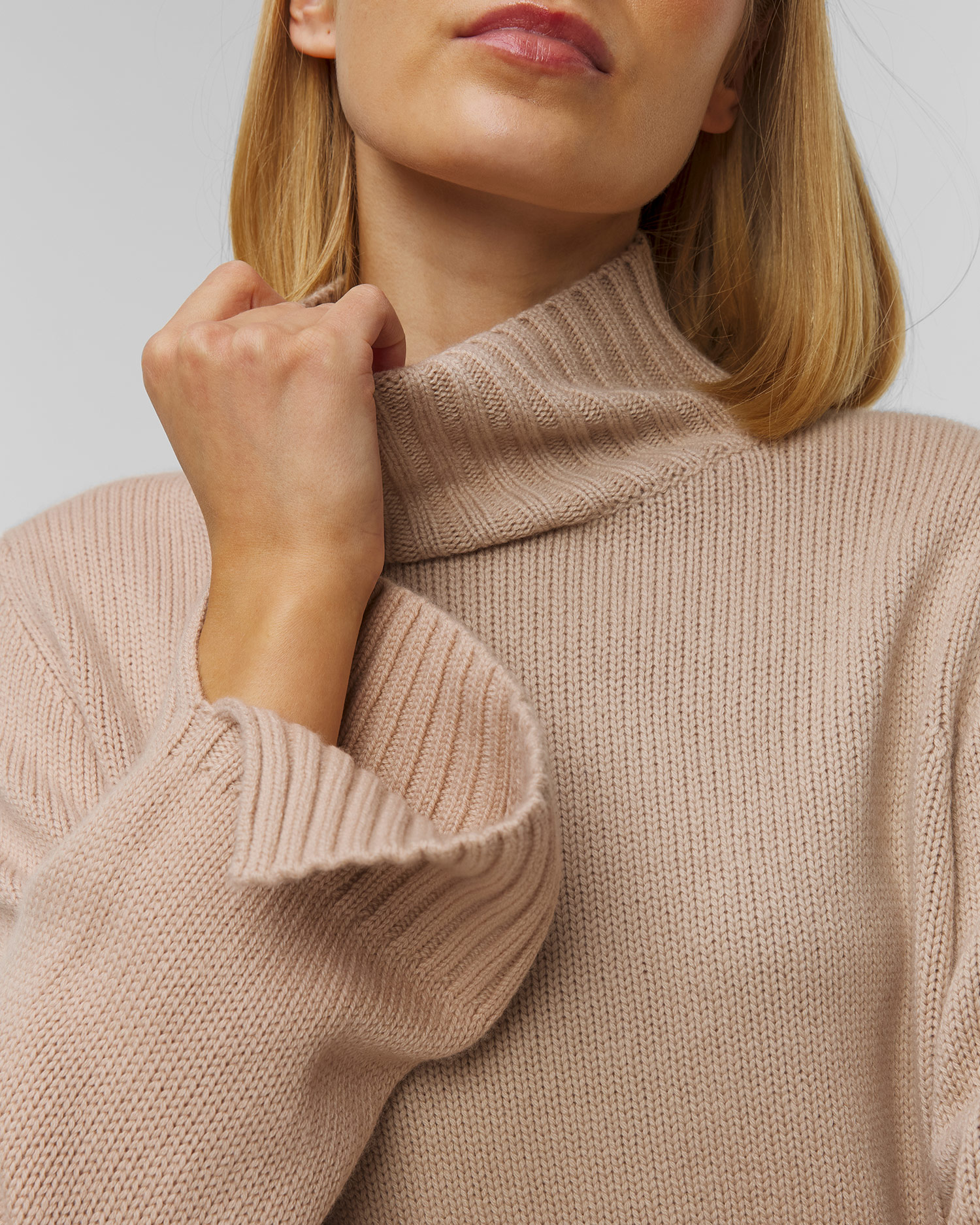 Women's beige cashmere turtleneck Allude