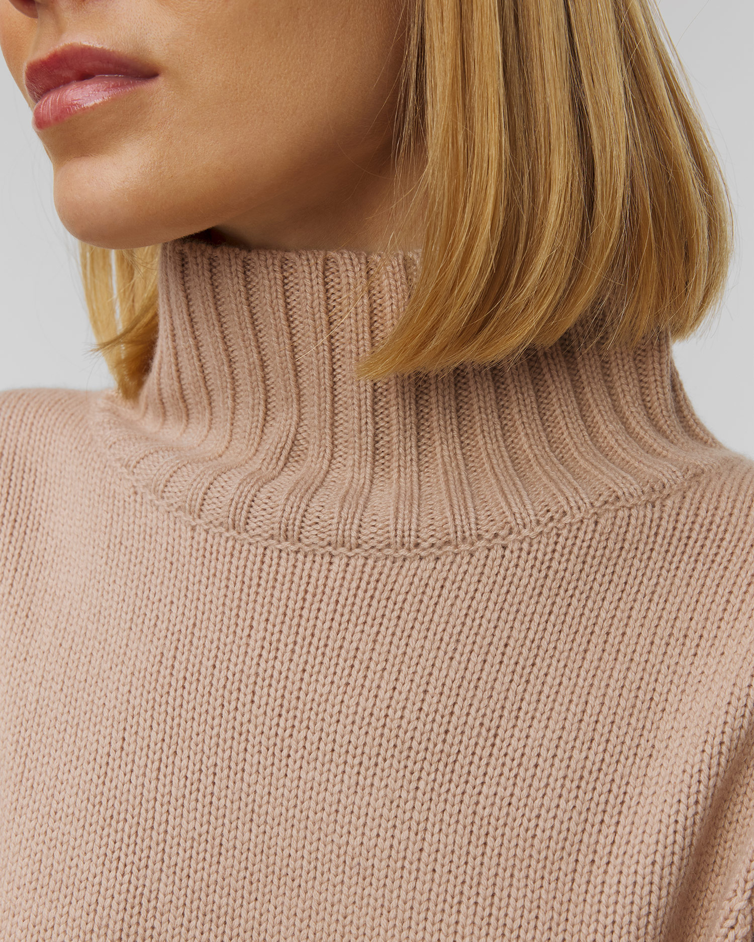 Women's beige cashmere turtleneck Allude