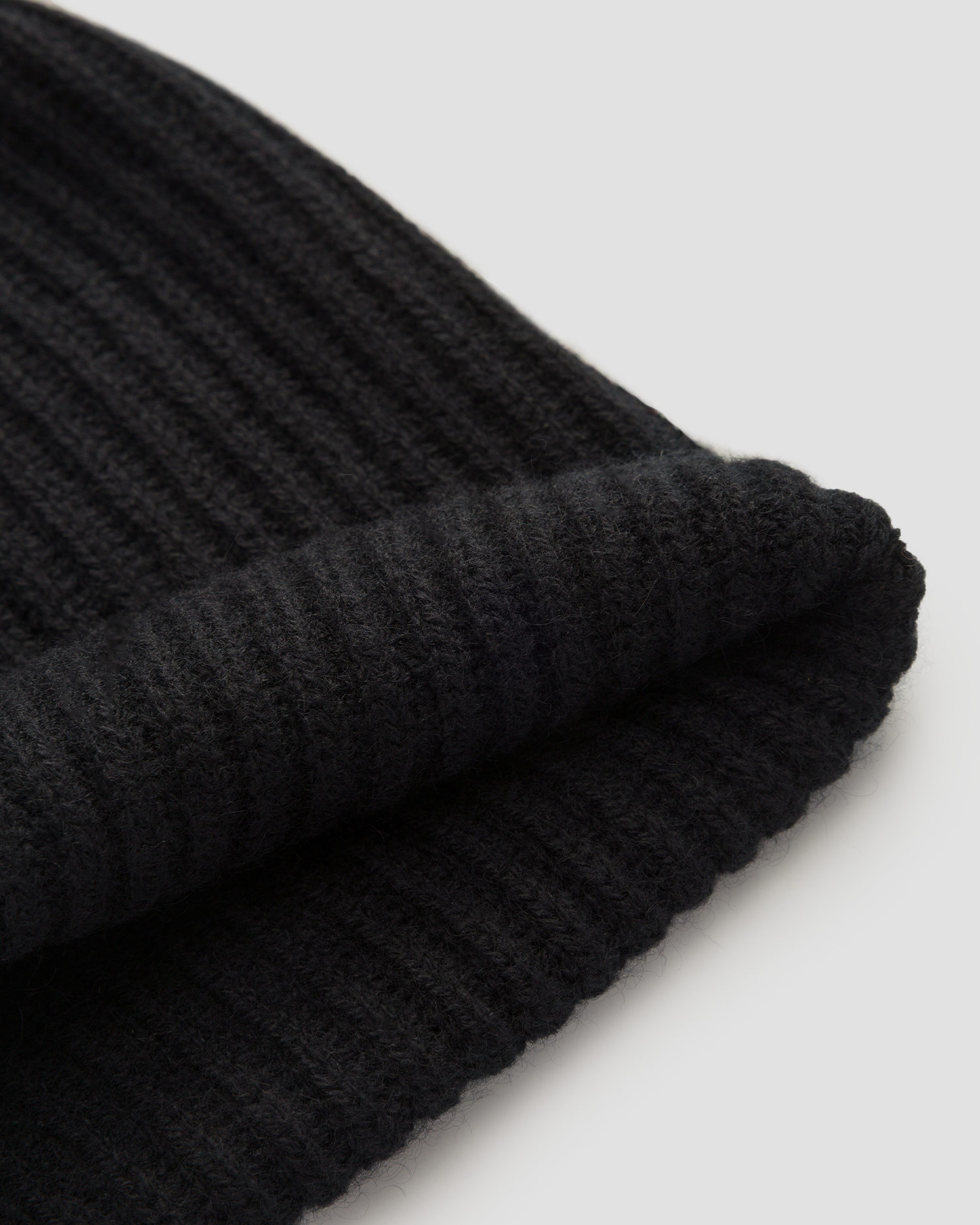 Czarna czapka z kaszmiru damska Allude