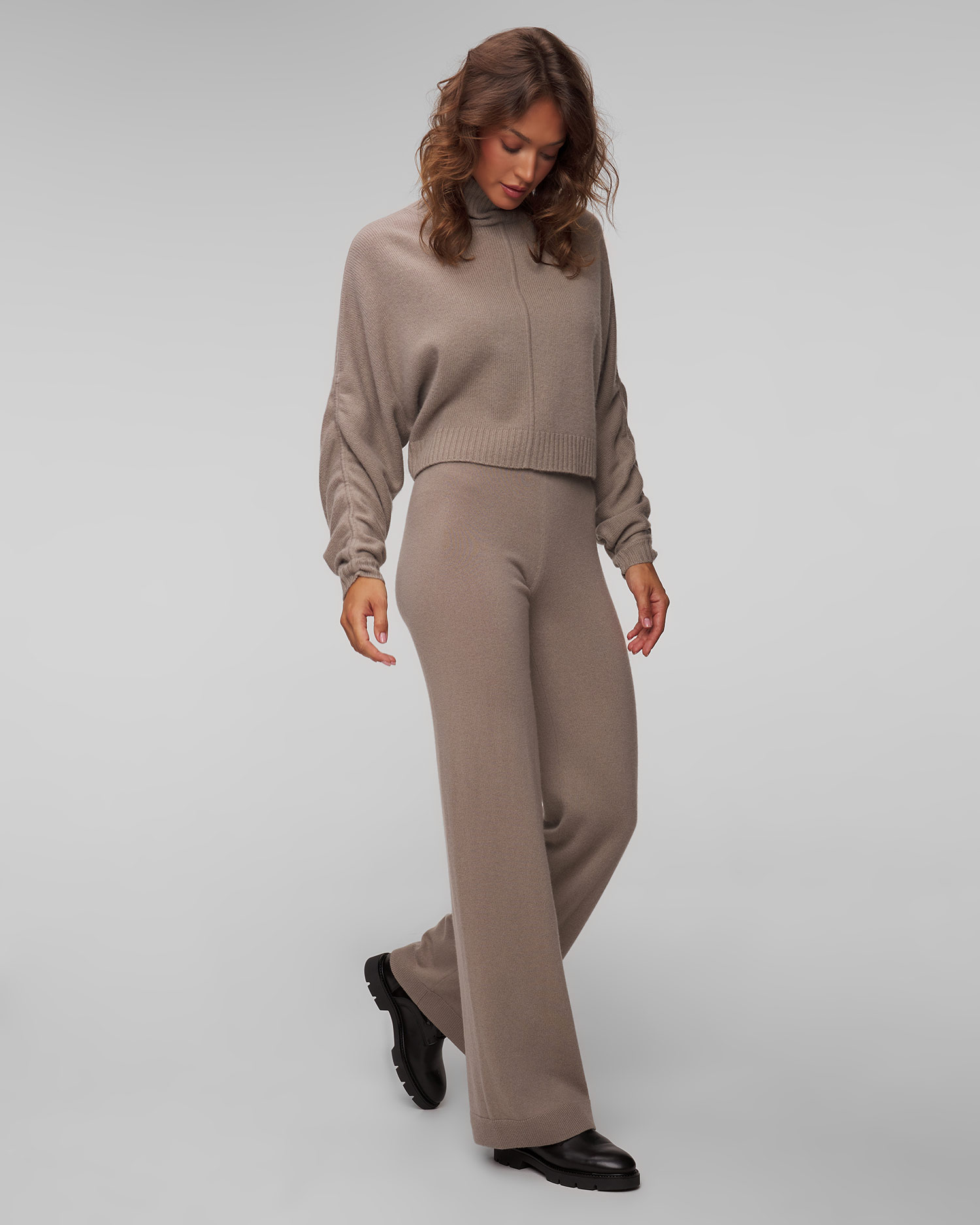 Pantaloni di colore moca in lana da donna Allude