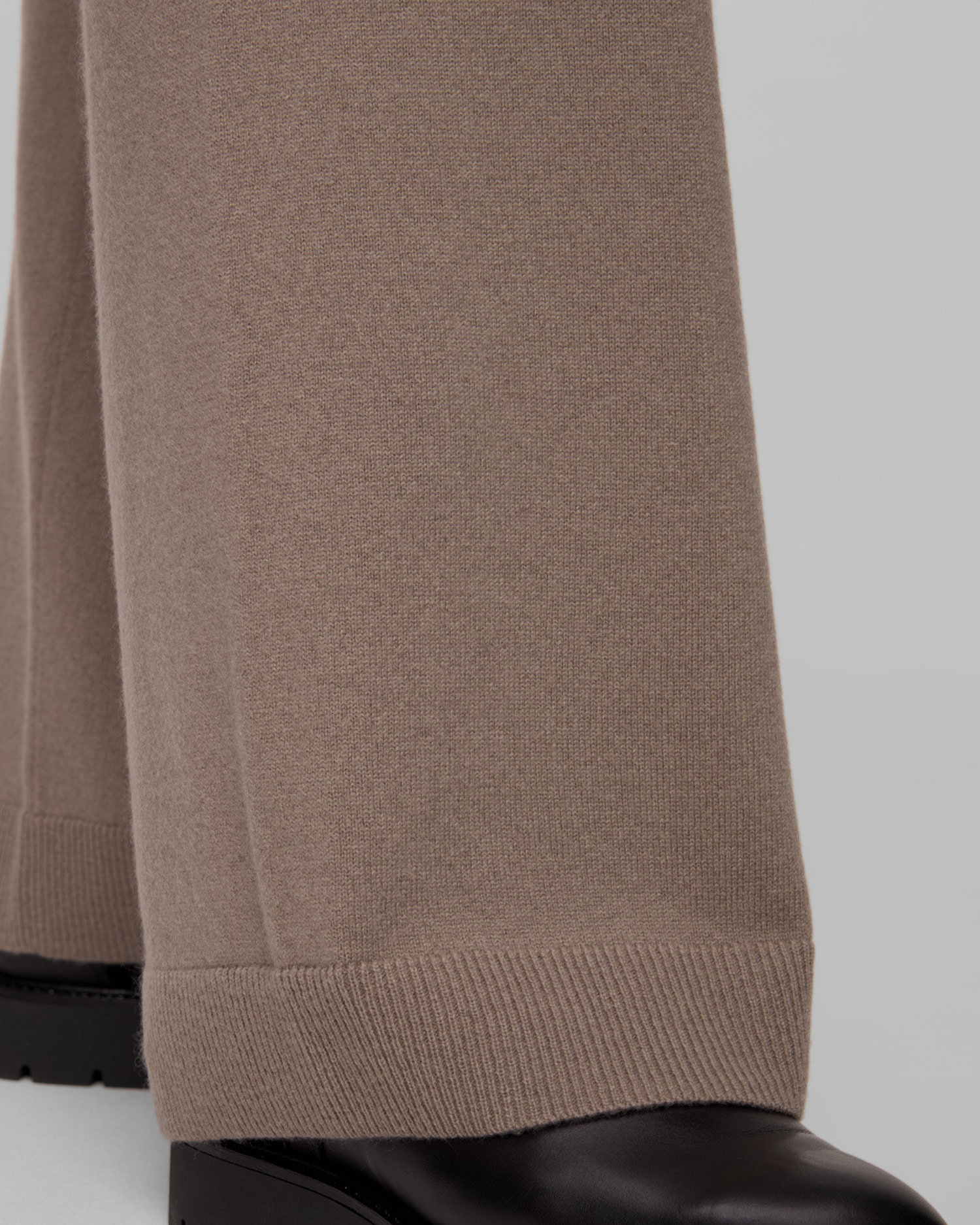 Pantaloni di colore moca in lana da donna Allude