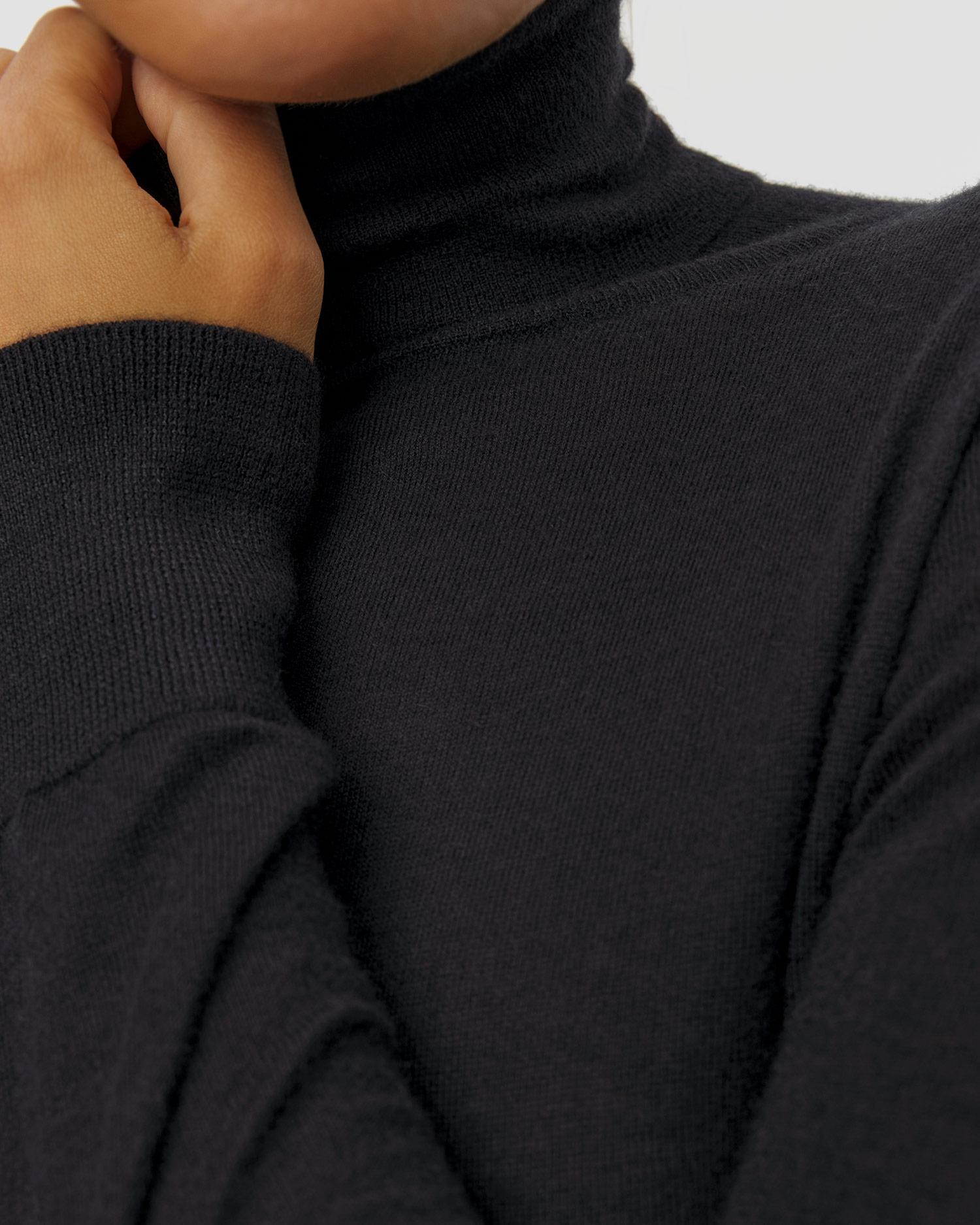 Pull en cachemire noir pour femmes Allude Turtleneck Sweater