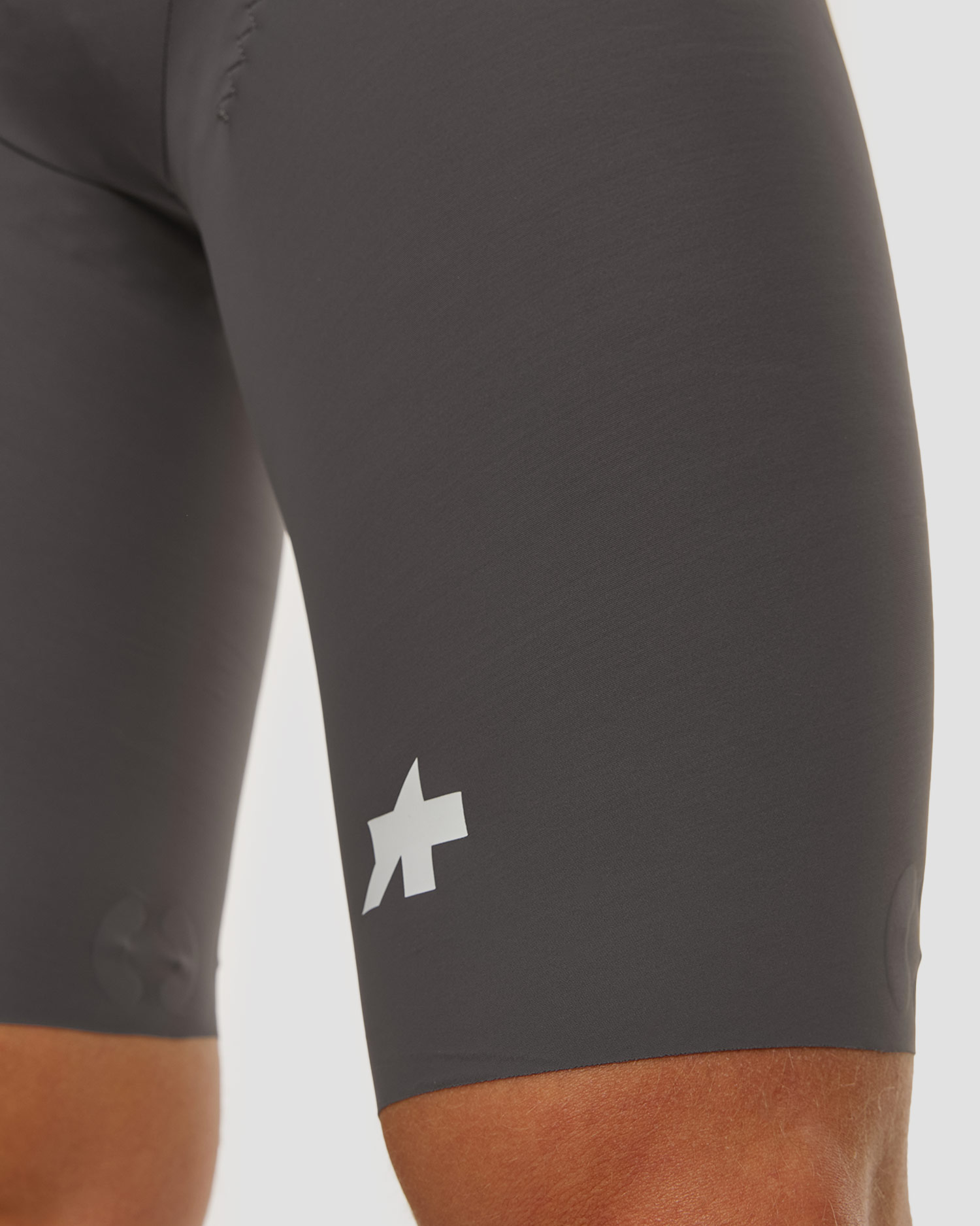 Spodenki rowerowe na szelkach męskie Assos Equipe R Bib Shorts S11 szare