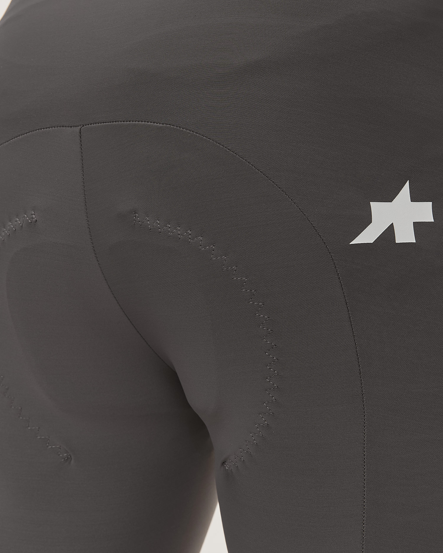 Spodenki rowerowe na szelkach męskie Assos Equipe R Bib Shorts S11 szare