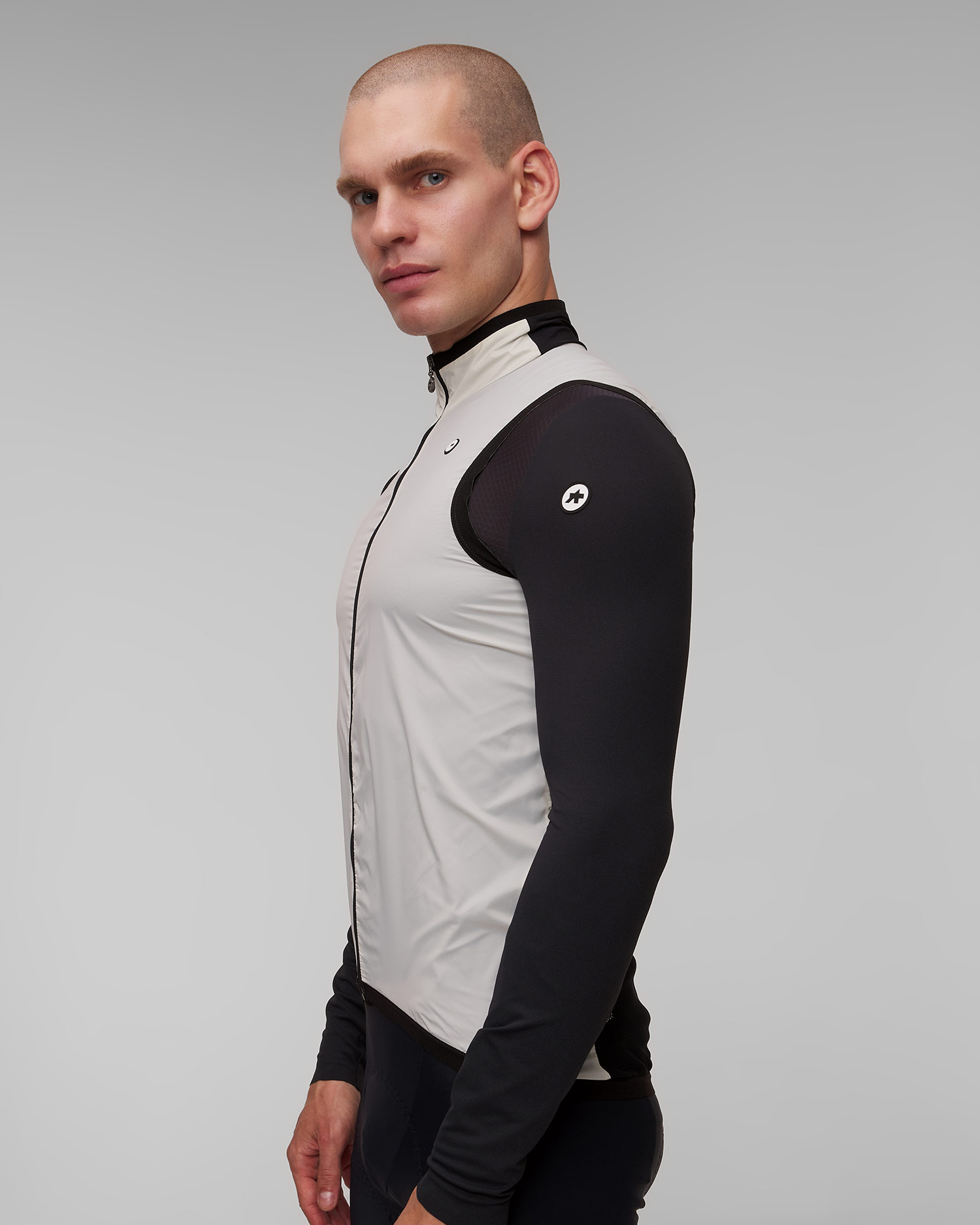 Szara kamizelka rowerowa męska Assos Mille Gt Wind Vest C2
