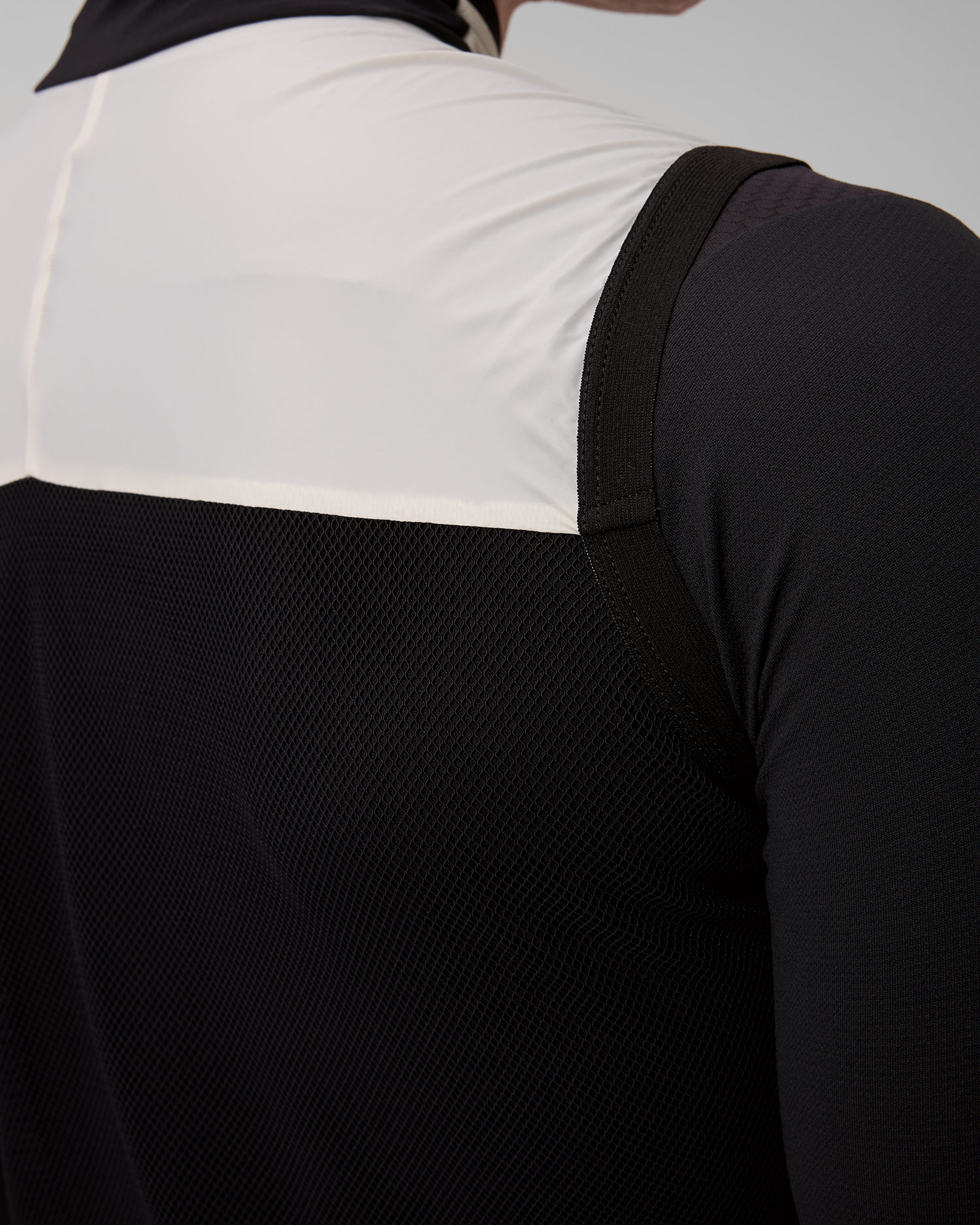 Szara kamizelka rowerowa męska Assos Mille Gt Wind Vest C2