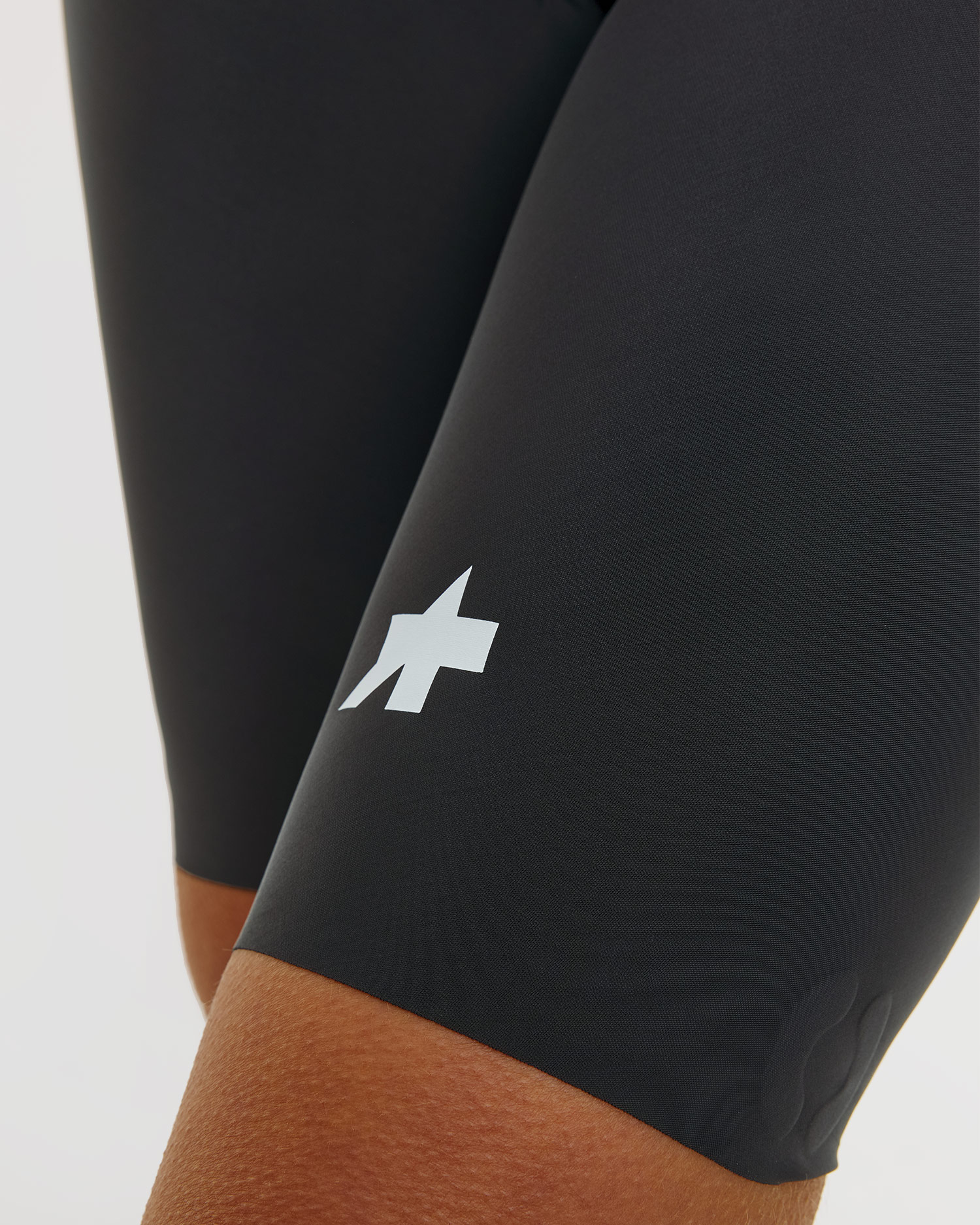 Dámske cyklistické šortky Assos Dyora R Bib S11 čierne