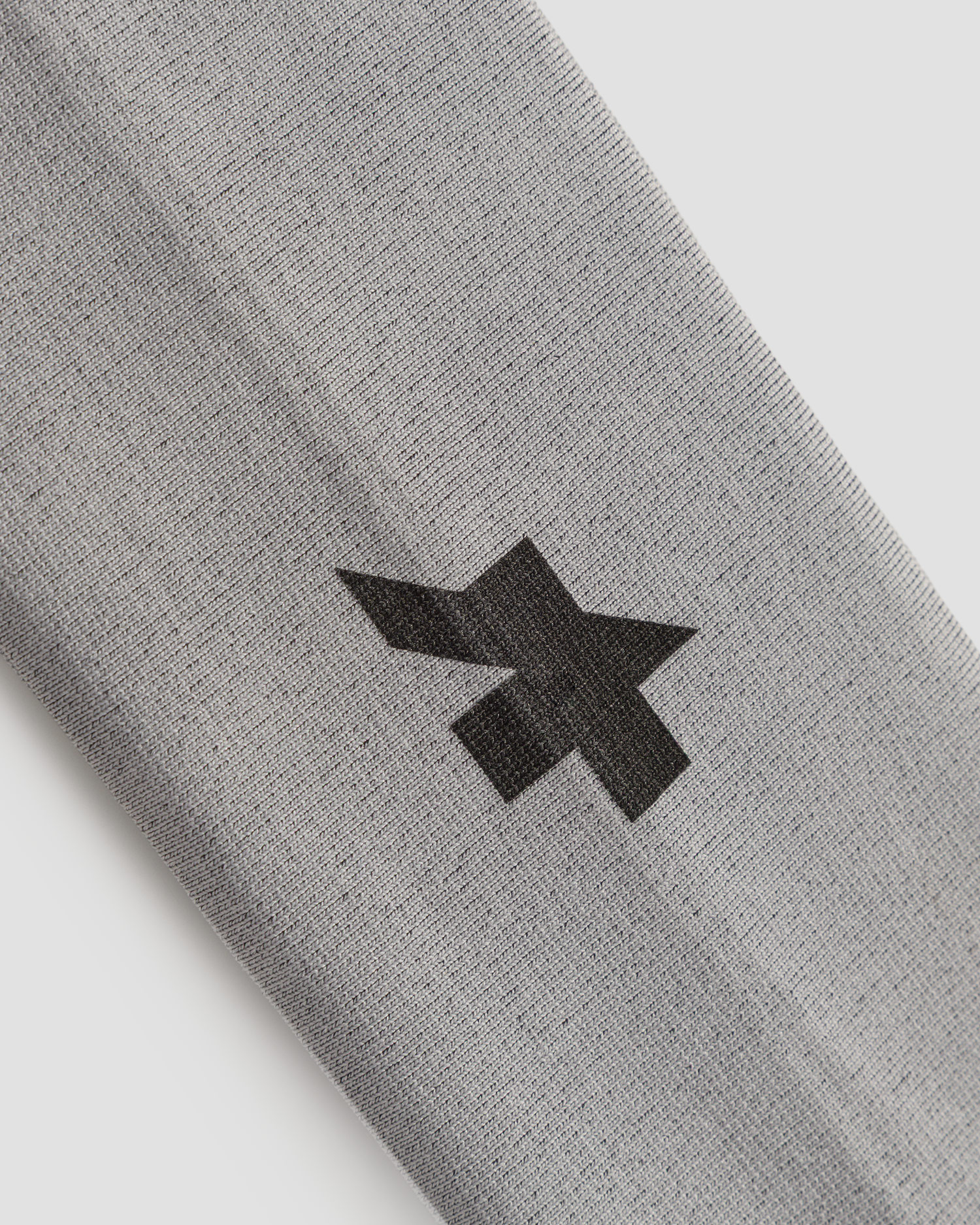 Čelenka pod prilbu Assos Summer Headband Foil P1 šedá