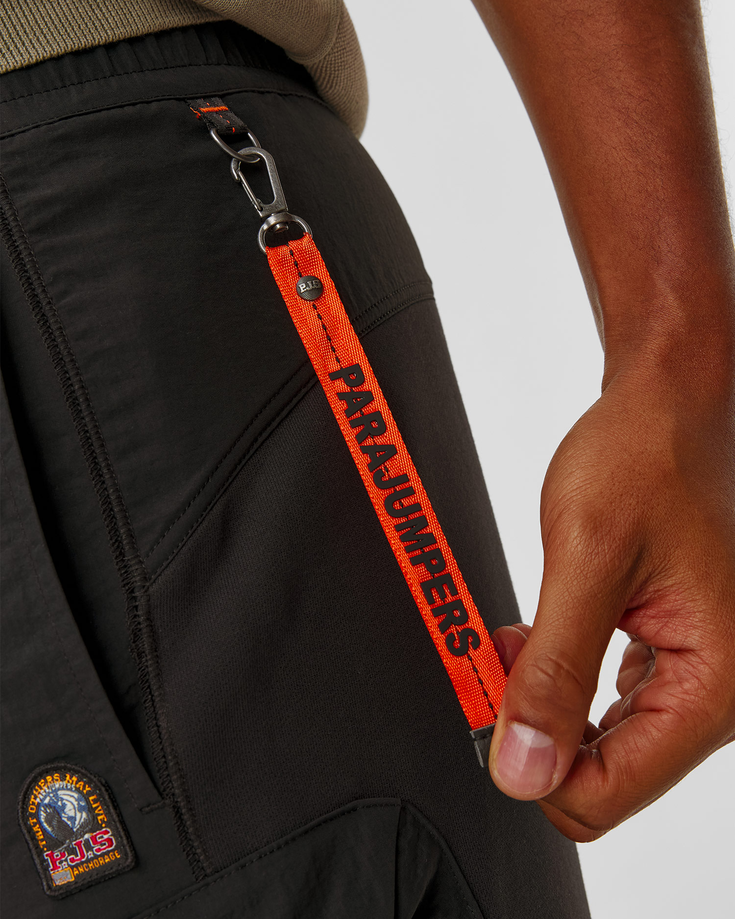 Pánske čierne kapsáčové nohavice Parajumpers Osage