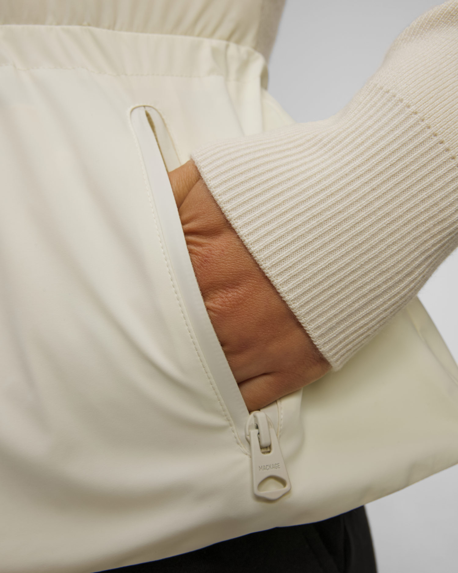 Dámská bunda Mackage Laika-Z v Béžové Barvě