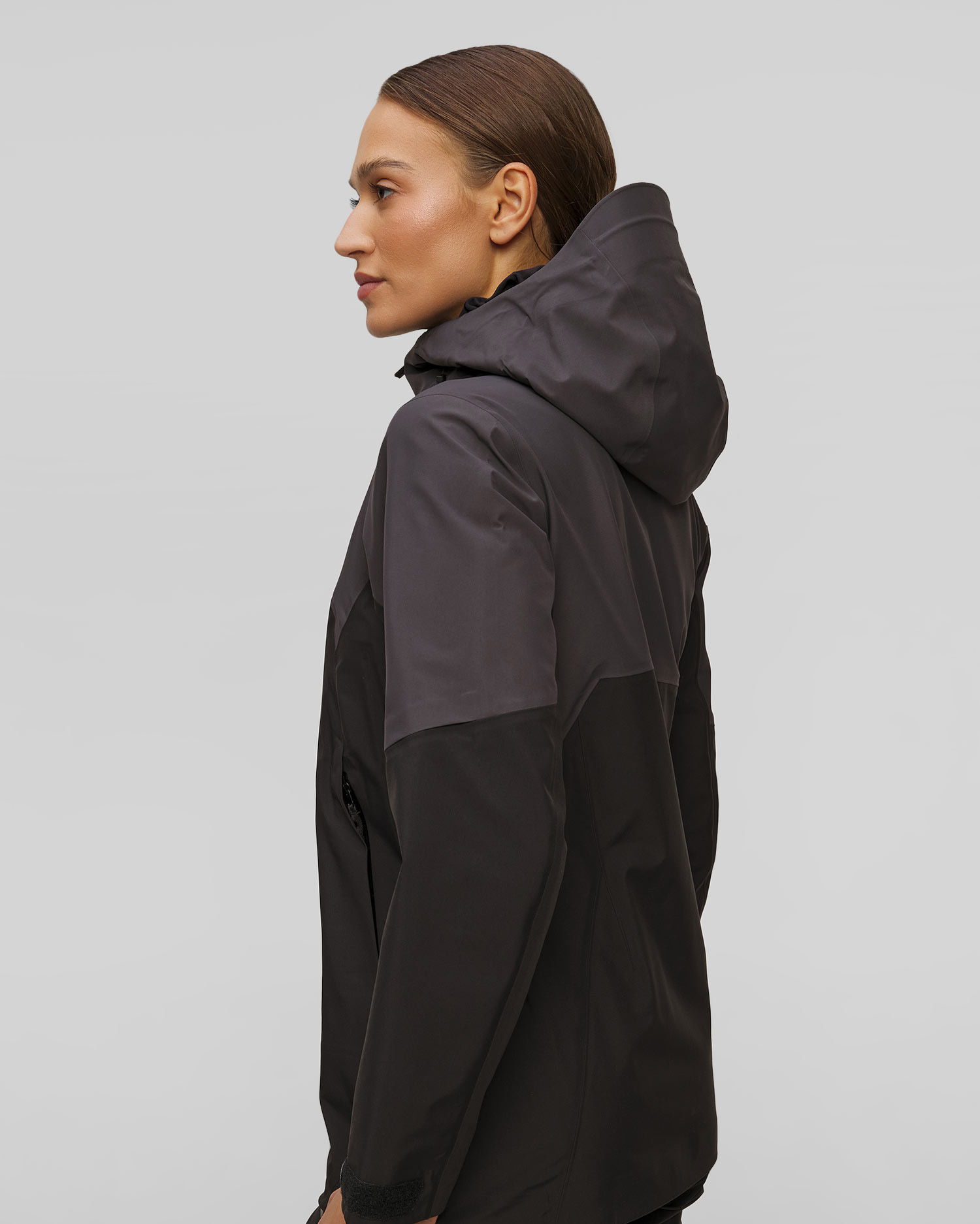 Dámská skitouringová bunda Arcteryx Rush Jacket v Šedočerném Barevném Odstínu