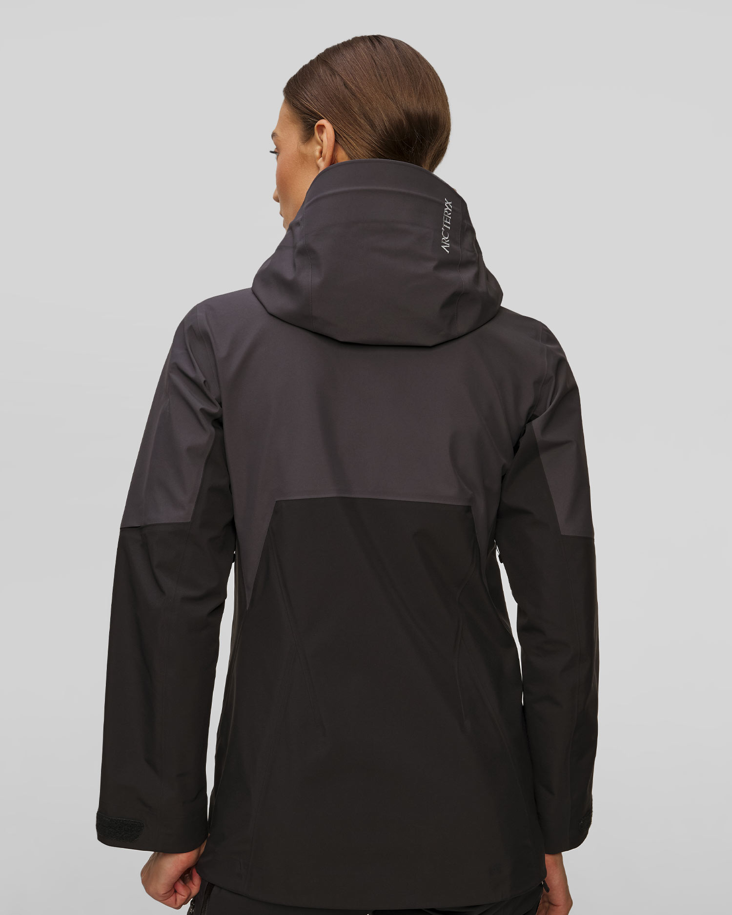 Dámská skitouringová bunda Arcteryx Rush Jacket v Šedočerném Barevném Odstínu