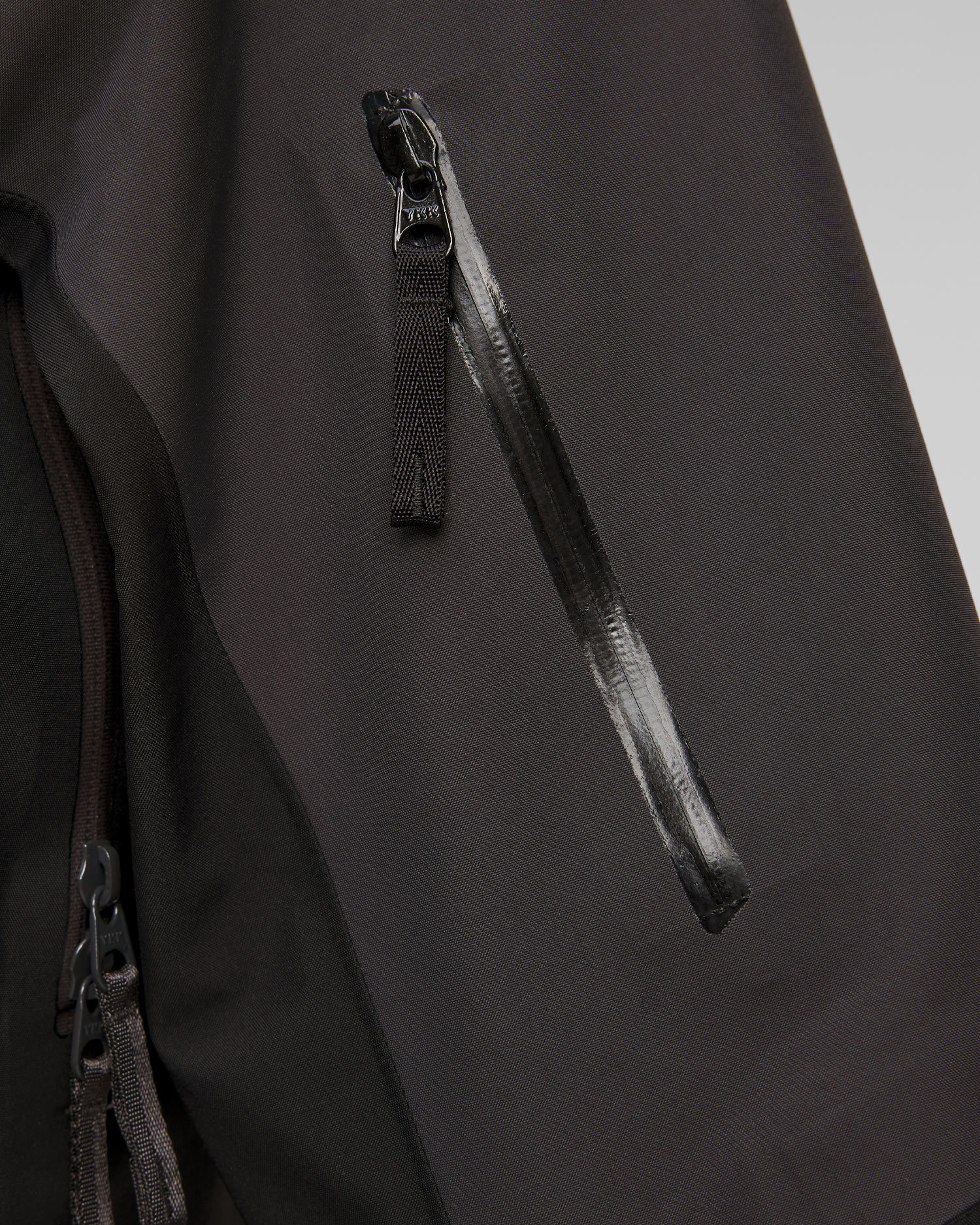 Dámská skitouringová bunda Arcteryx Rush Jacket v Šedočerném Barevném Odstínu