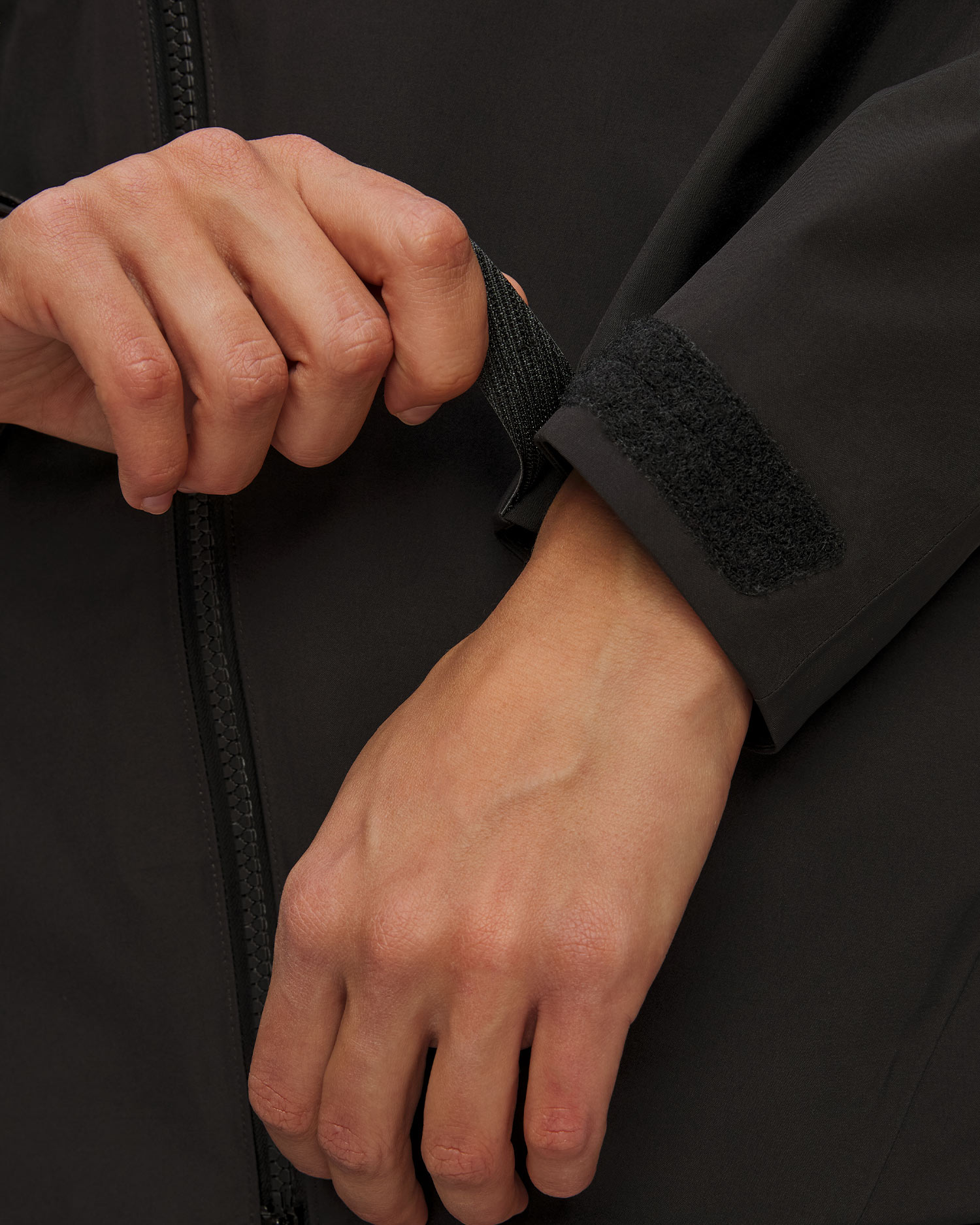 Dámská skitouringová bunda Arcteryx Rush Jacket v Šedočerném Barevném Odstínu