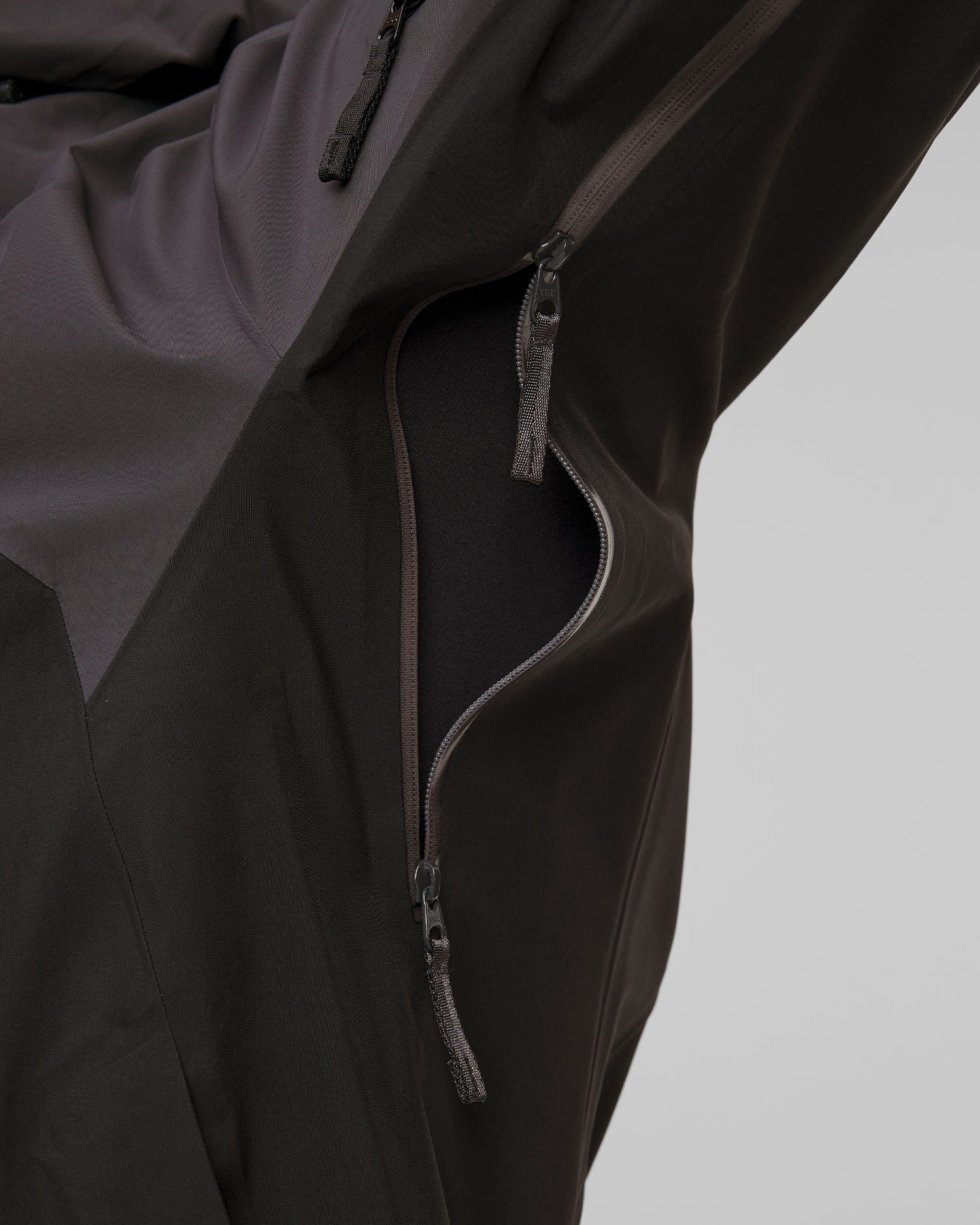 Dámská skitouringová bunda Arcteryx Rush Jacket v Šedočerném Barevném Odstínu