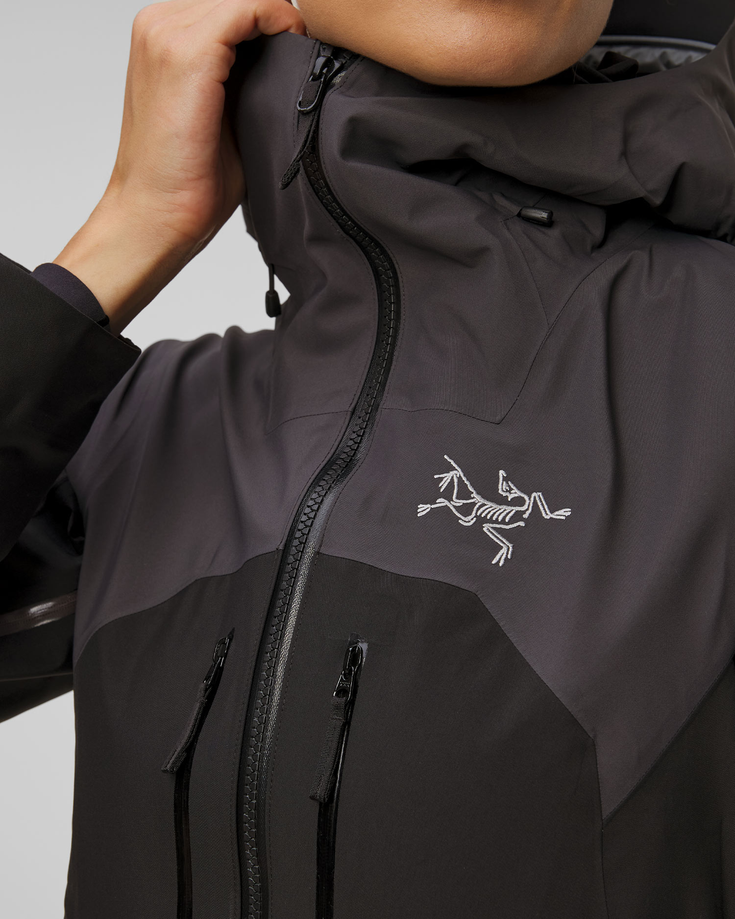 Dámská skitouringová bunda Arcteryx Rush Jacket v Šedočerném Barevném Odstínu