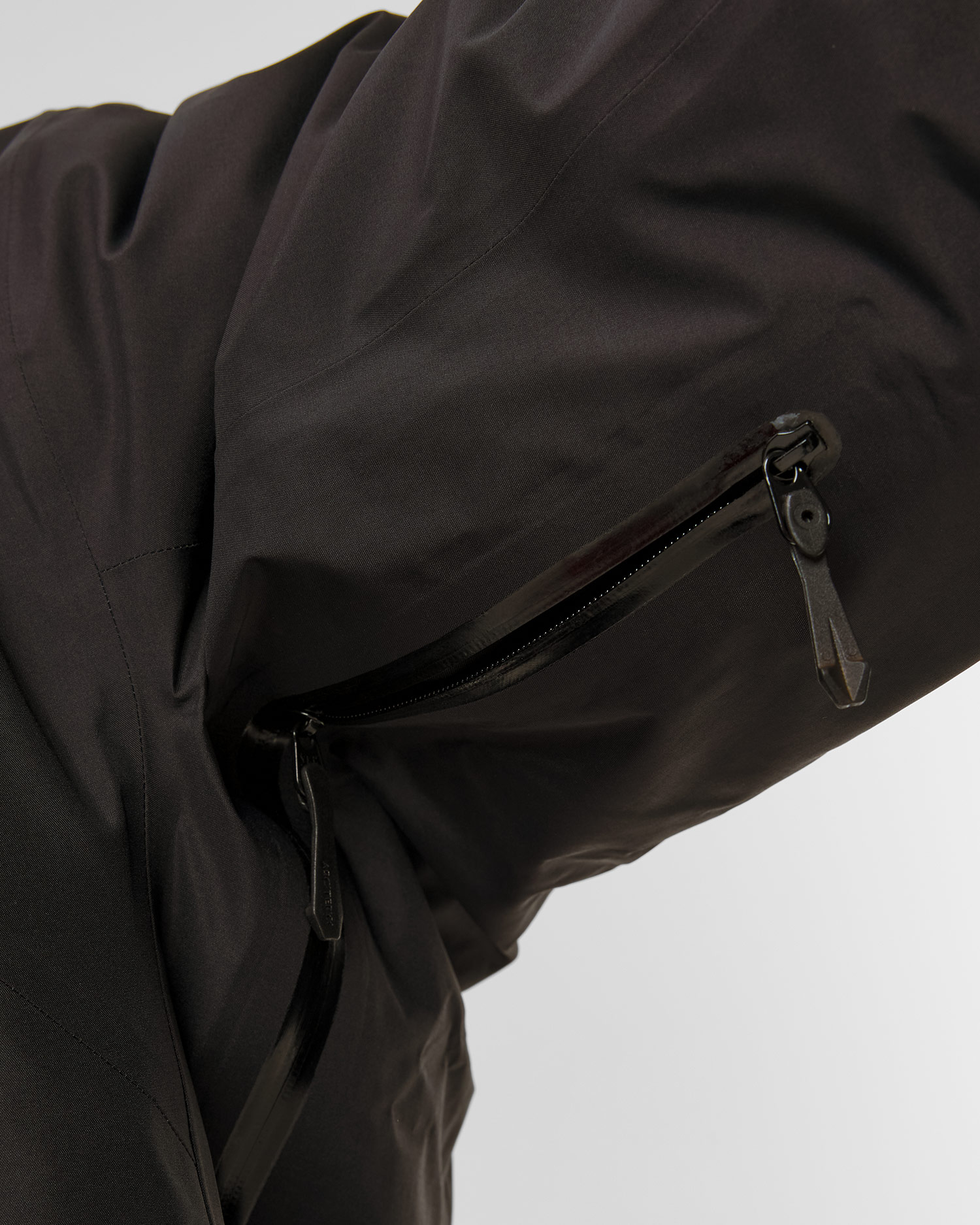 Zateplená pánská outdoorová bunda Arcteryx Beta Insulated Jacket v černé barvě
