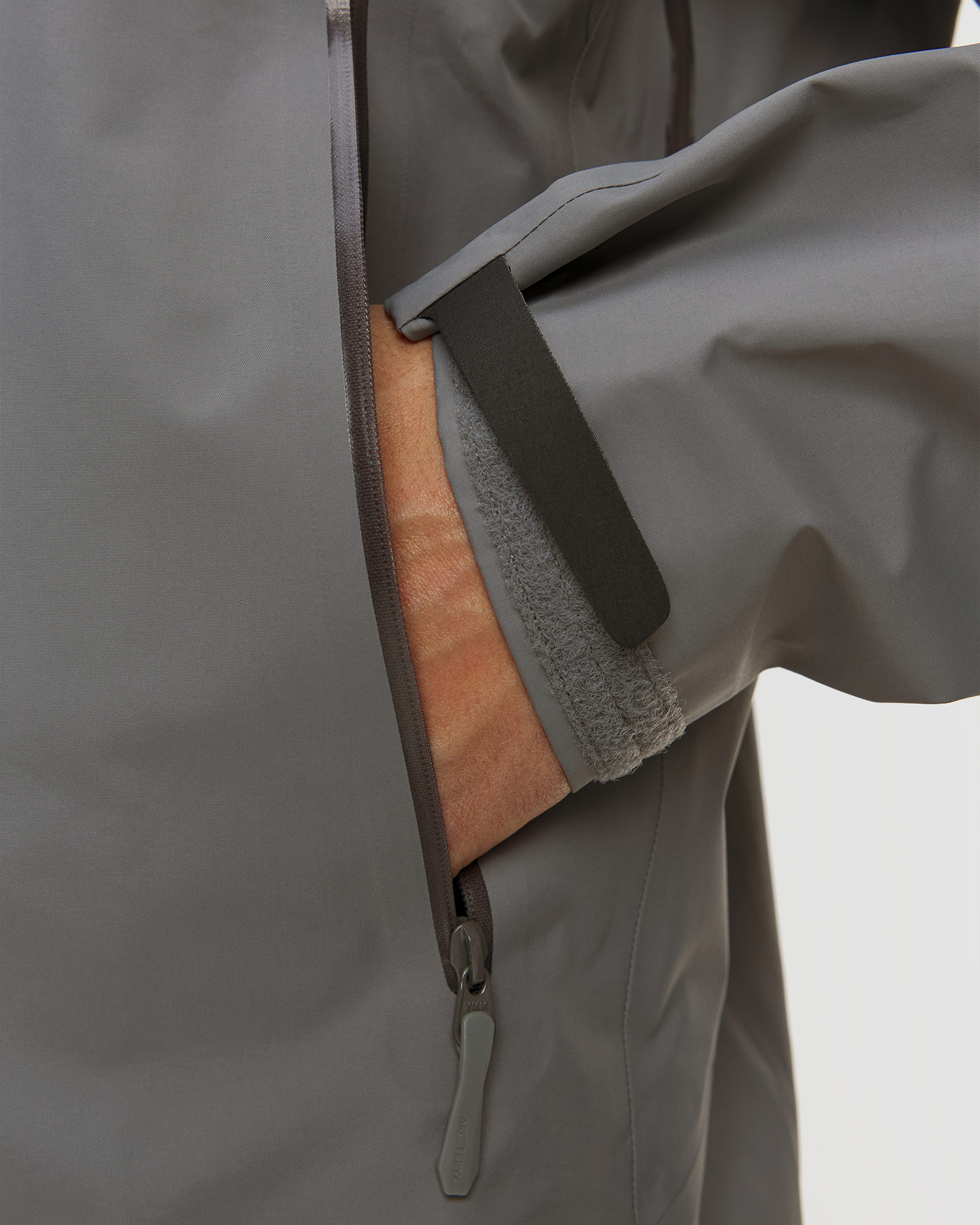 Hardshellová pánská bunda Arcteryx Beta SL Jacket v šedé barvě