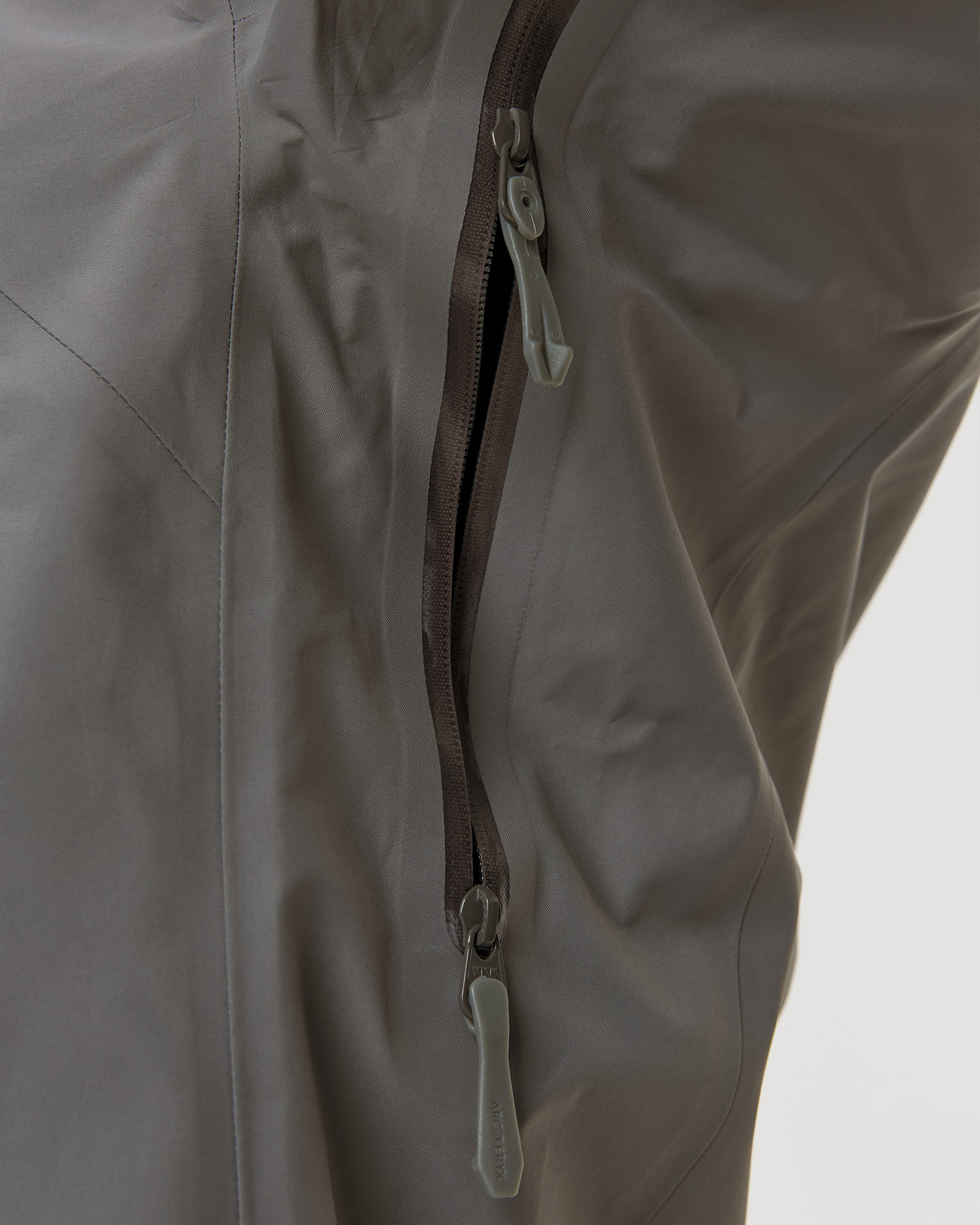 Hardshellová pánská bunda Arcteryx Beta SL Jacket v šedé barvě