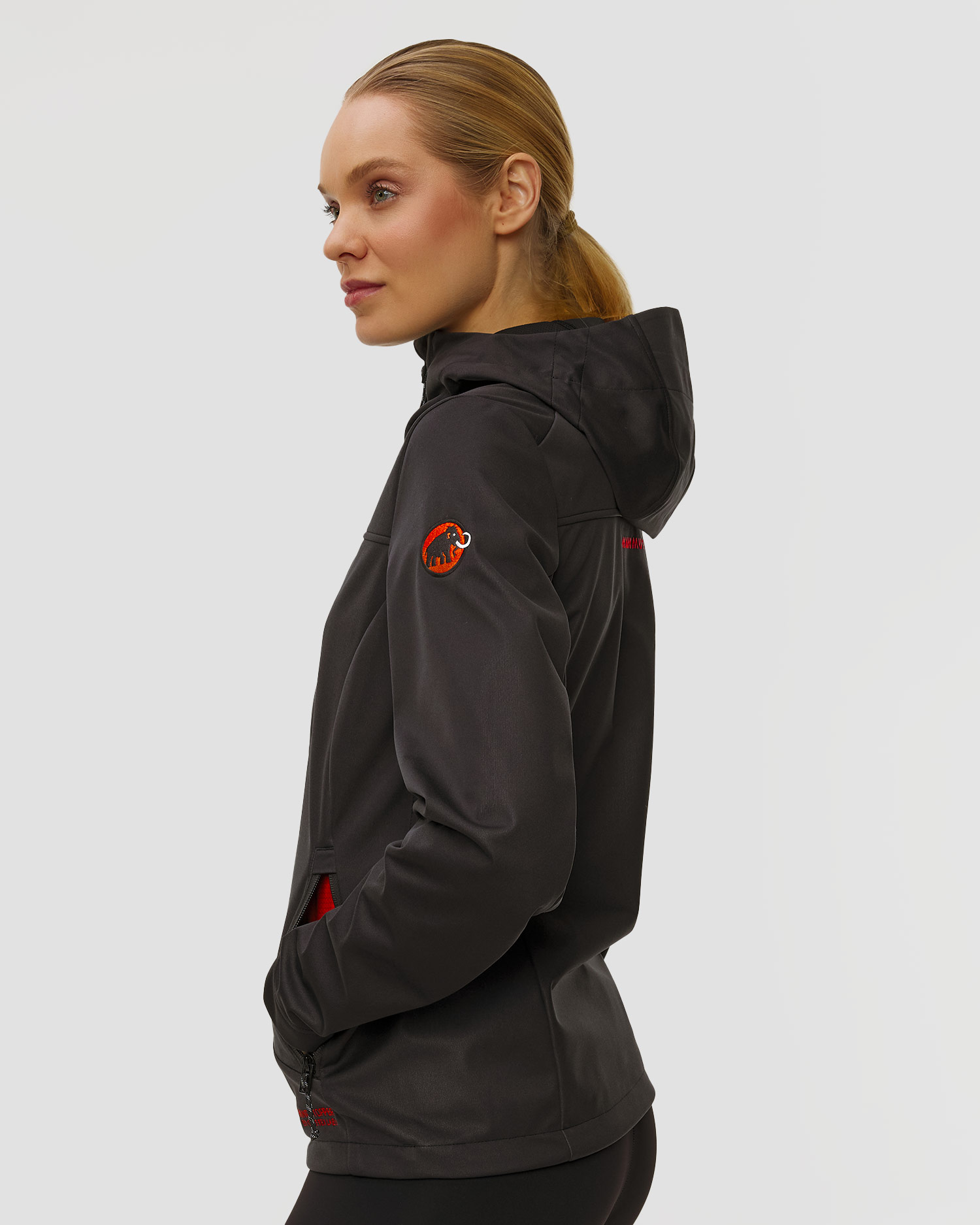 Softshellová dámská bunda Mammut Ultimate VIII SO Hooded Jacket Women 25 Years v černé barvě