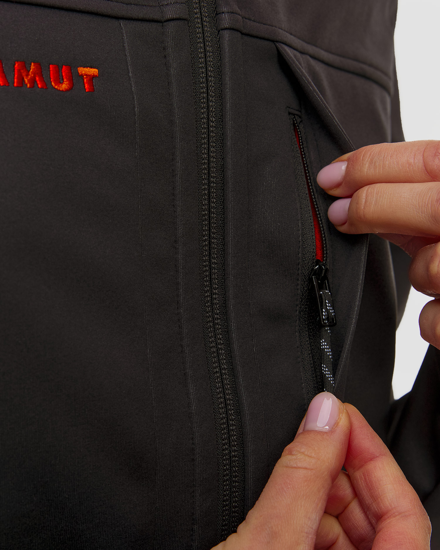 Softshellová dámská bunda Mammut Ultimate VIII SO Hooded Jacket Women 25 Years v černé barvě