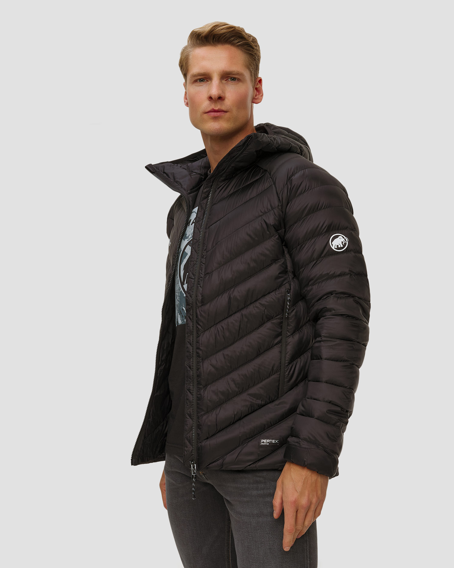 Péřová pánská bunda Mammut Broad Peak IN Hooded Jacket Men v černé barvě