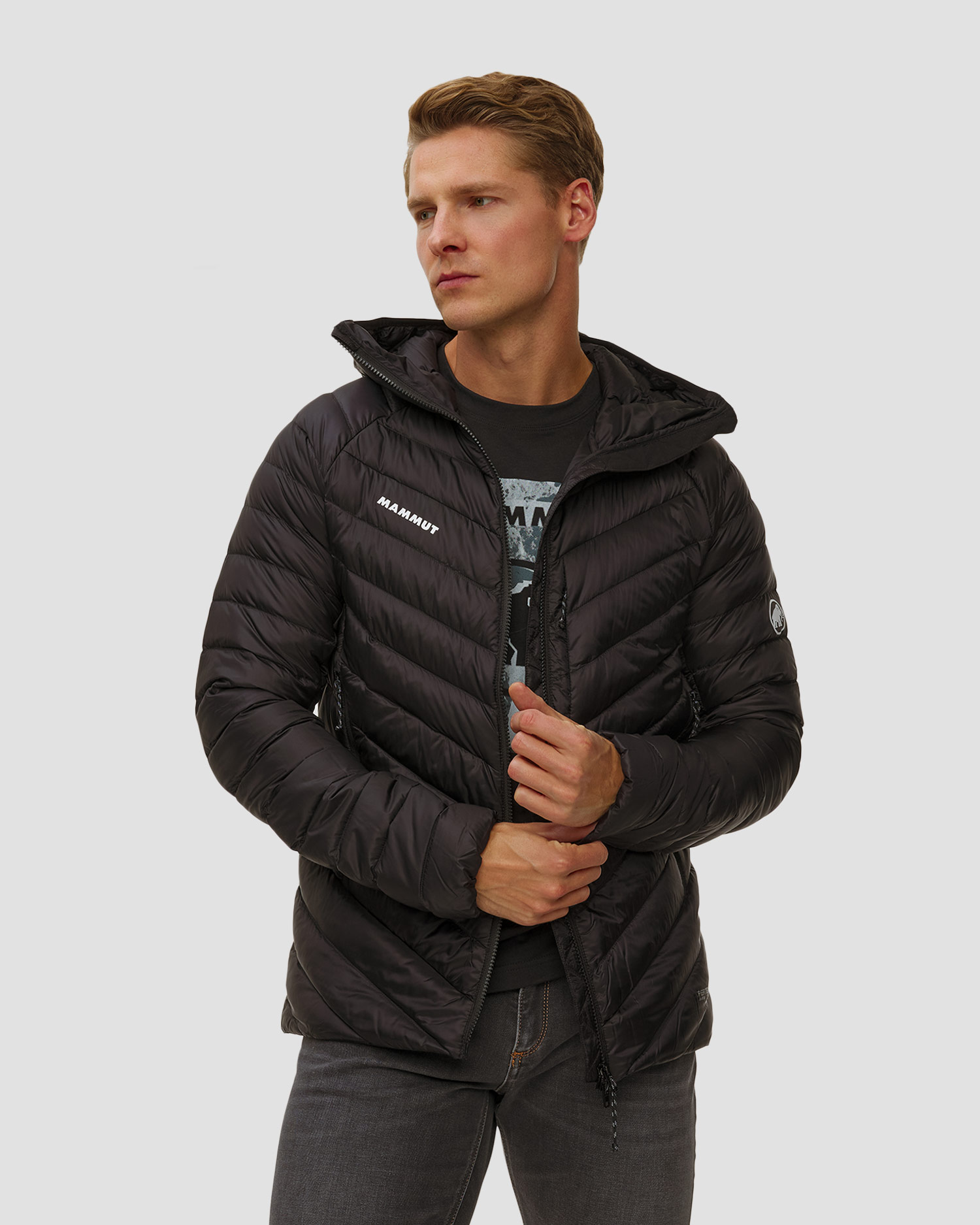 Péřová pánská bunda Mammut Broad Peak IN Hooded Jacket Men v černé barvě