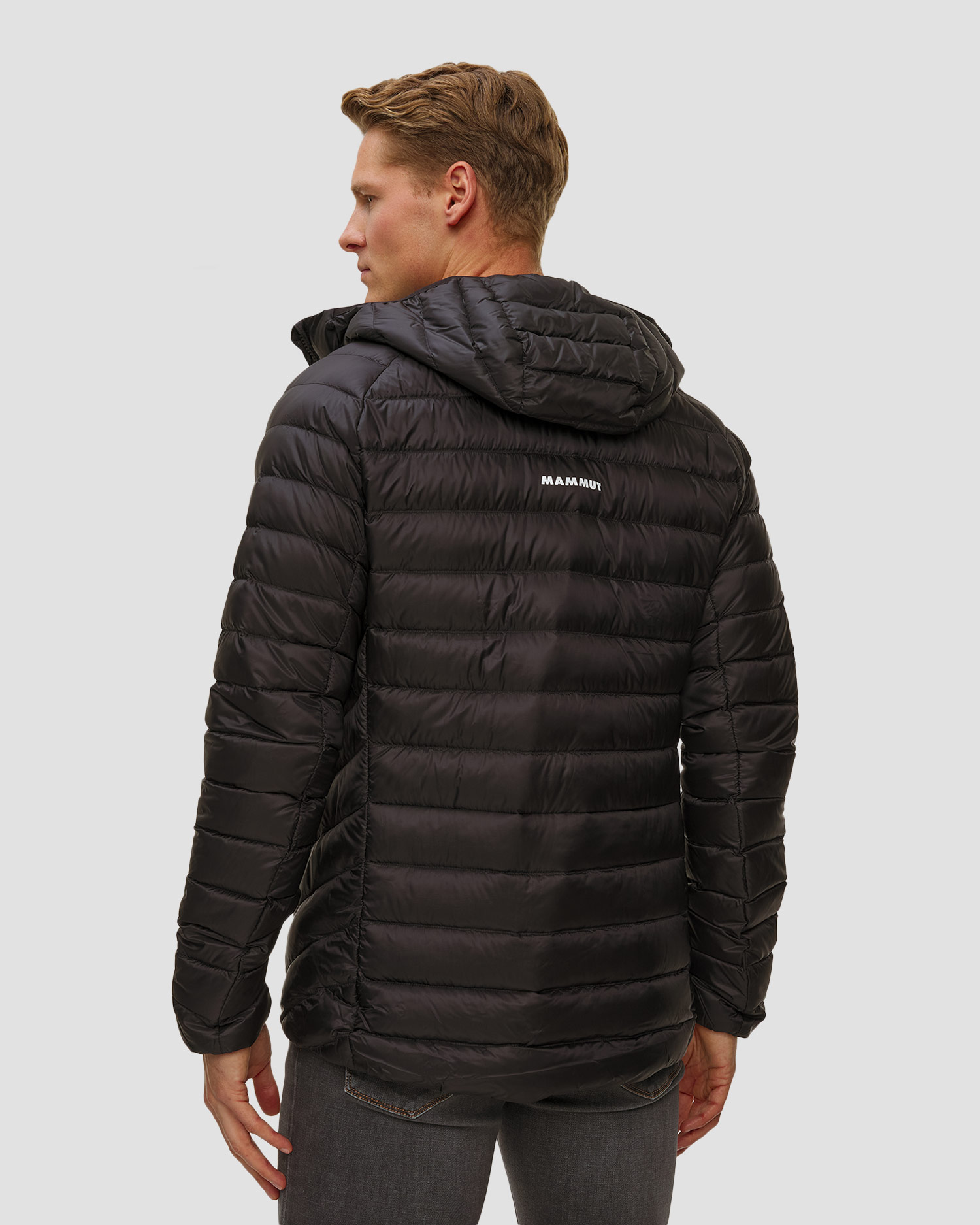 Péřová pánská bunda Mammut Broad Peak IN Hooded Jacket Men v černé barvě
