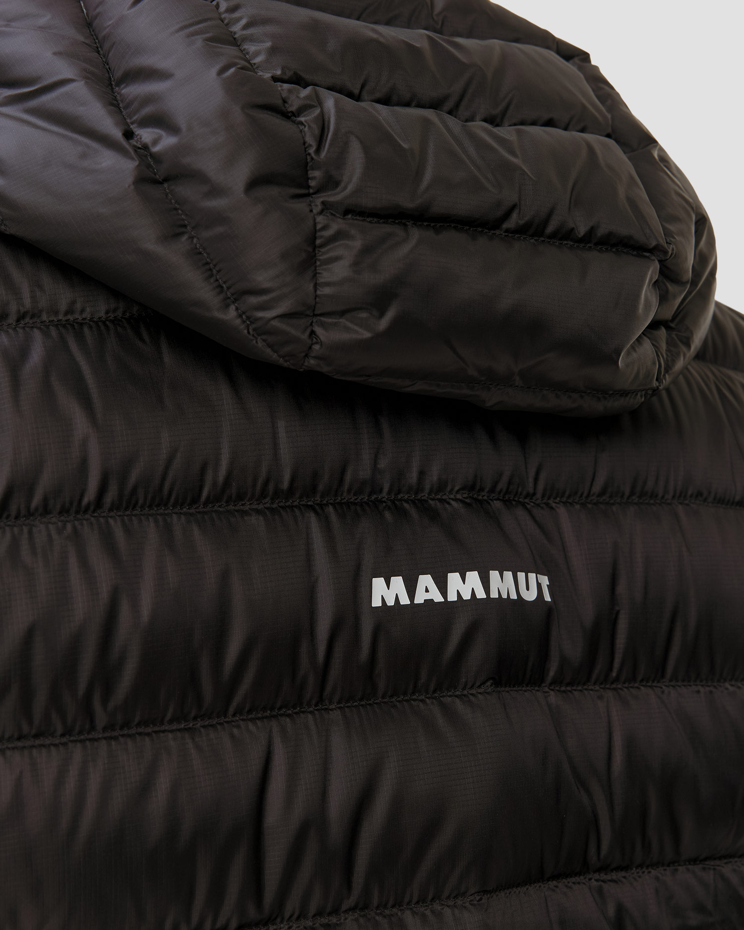 Péřová pánská bunda Mammut Broad Peak IN Hooded Jacket Men v černé barvě