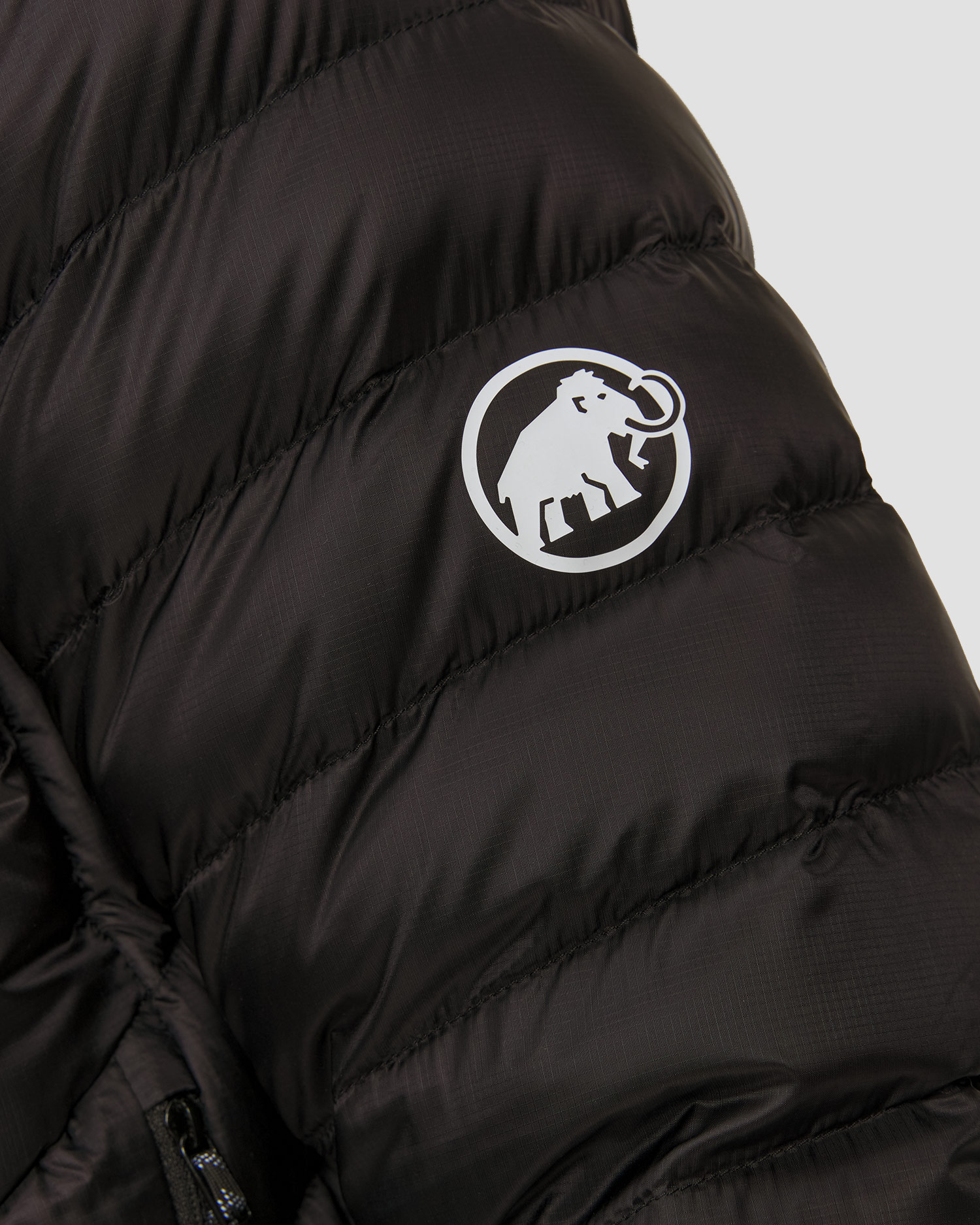 Péřová pánská bunda Mammut Broad Peak IN Hooded Jacket Men v černé barvě