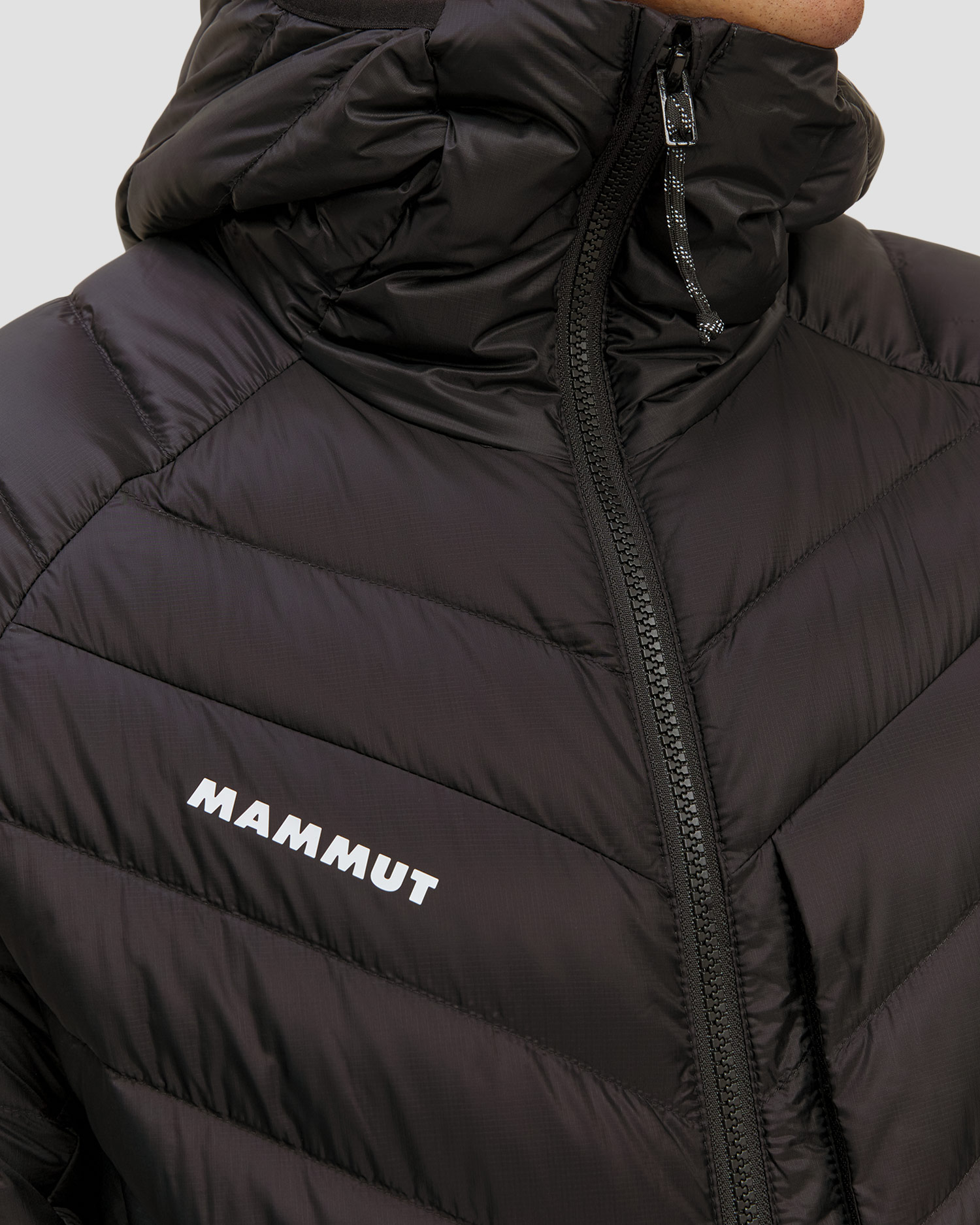 Péřová pánská bunda Mammut Broad Peak IN Hooded Jacket Men v černé barvě