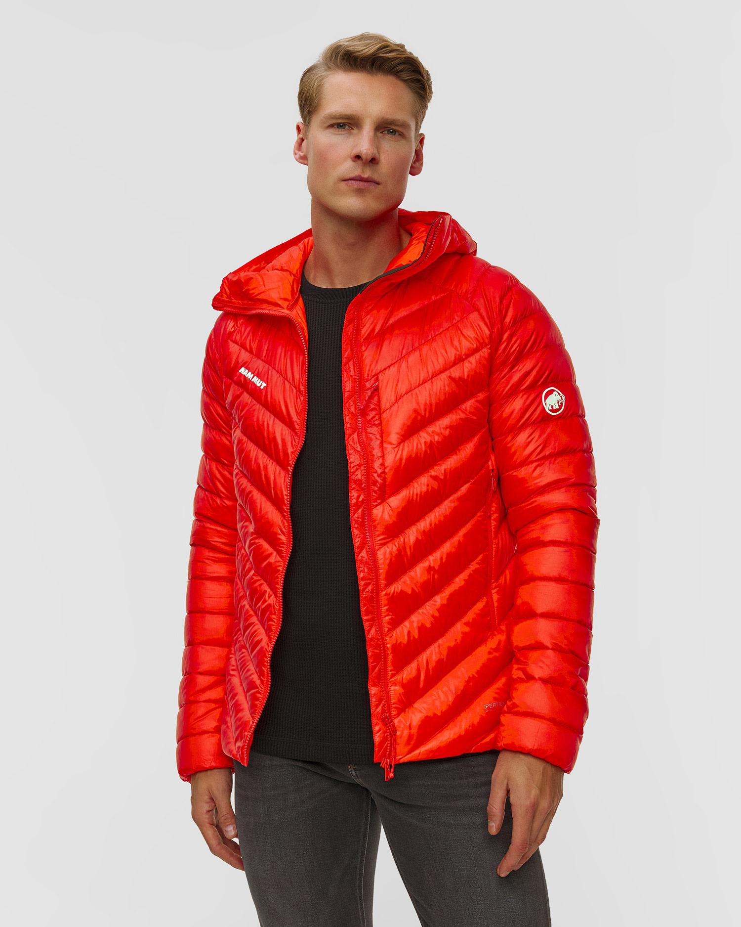 Péřová pánská bunda Mammut Broad Peak IN Hooded Jacket Men v červené barvě
