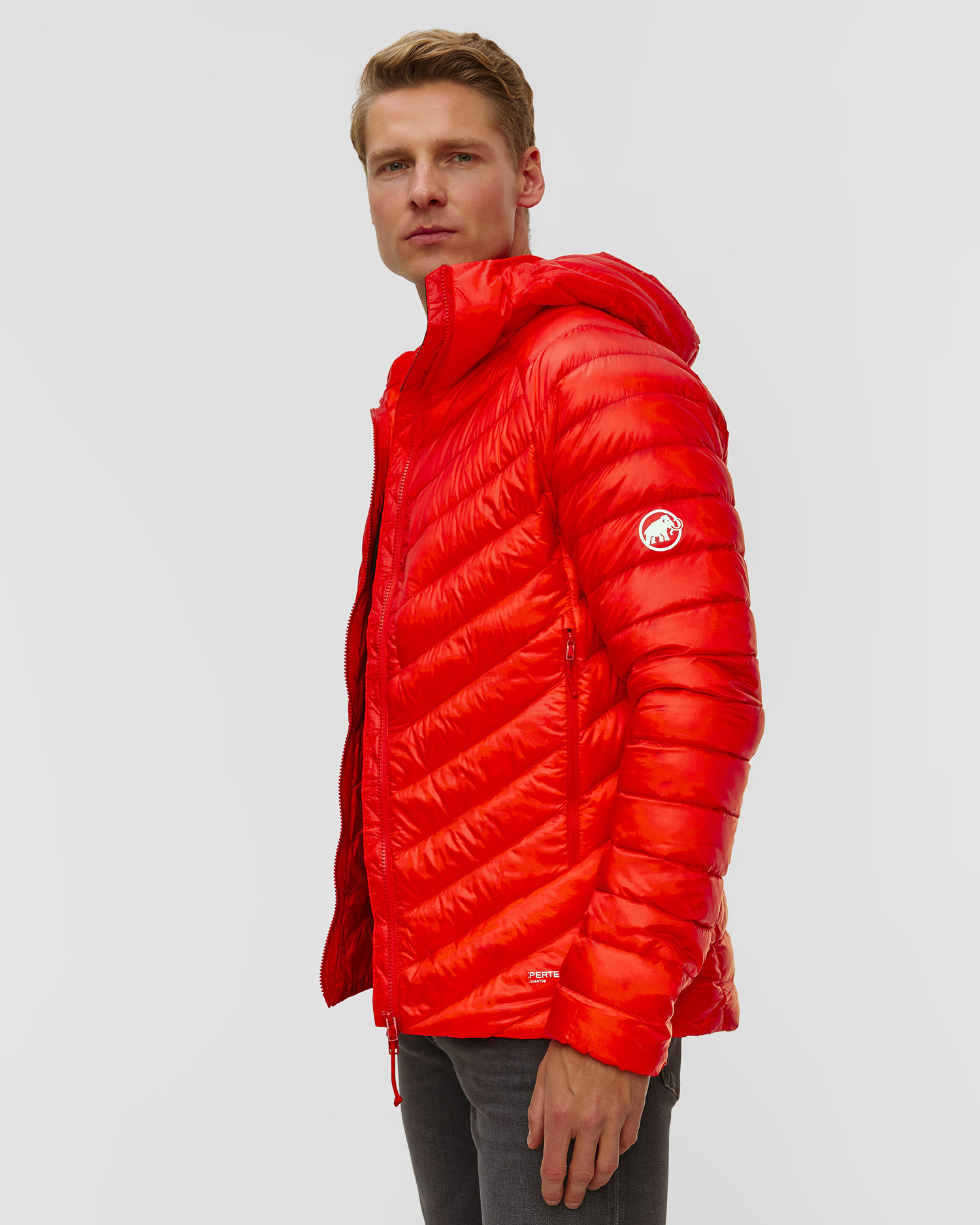 Péřová pánská bunda Mammut Broad Peak IN Hooded Jacket Men v červené barvě
