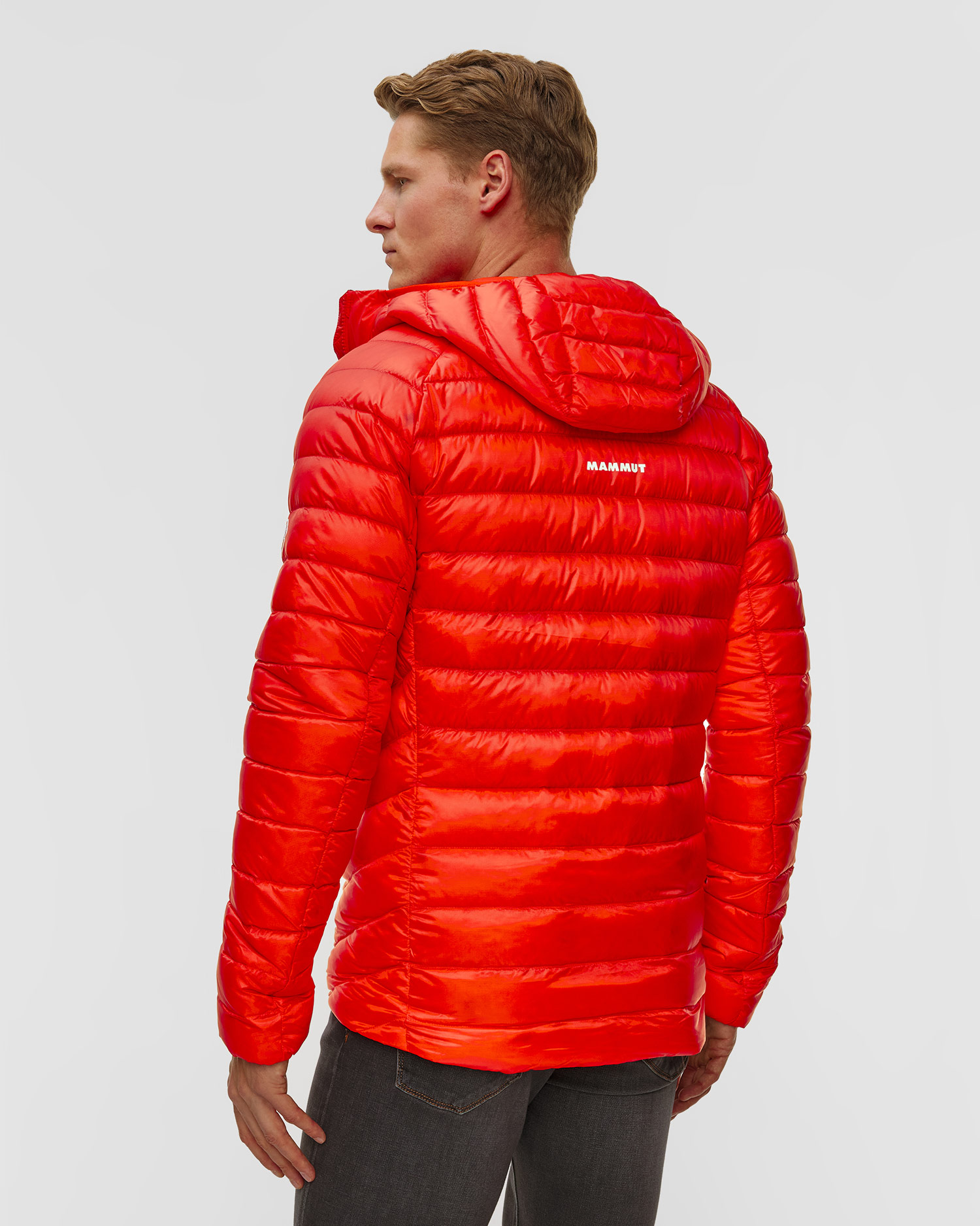 Péřová pánská bunda Mammut Broad Peak IN Hooded Jacket Men v červené barvě